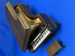 NO-11   B級品　グランドピアノ　18cm　茶（艶消し）