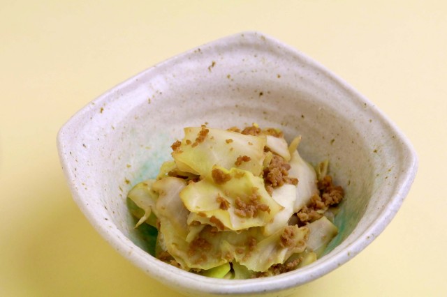 【相性バッチリ】甘辛豚ミンチとキャベツの蒸し煮