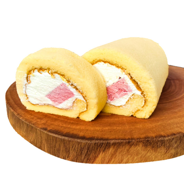 博多あまおうとジャージー牛乳の贅沢ロールケーキ