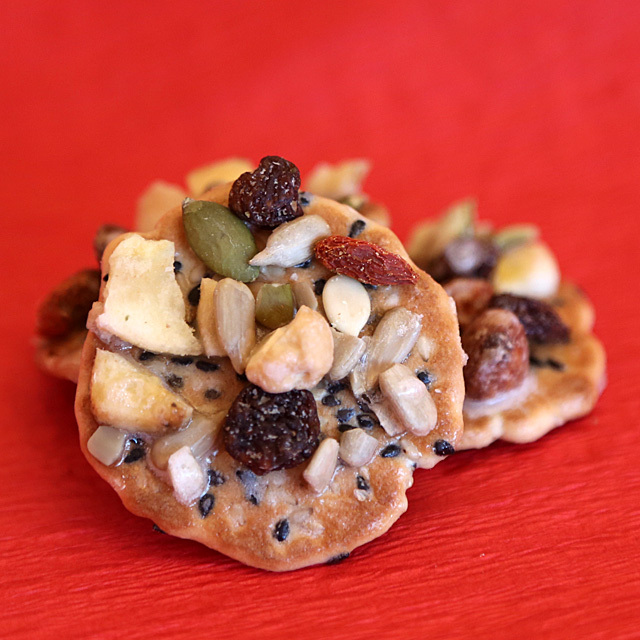 金沢百縁煎餅「ナッツ＆フルーツ」　３枚入り