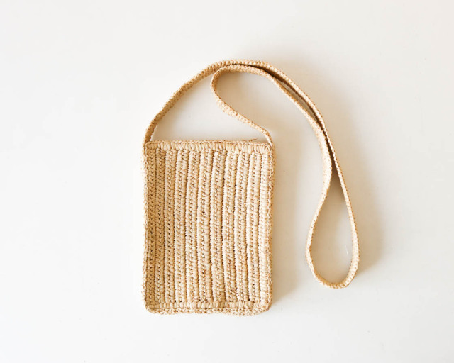 マダガスカル AMPIANA phone bag