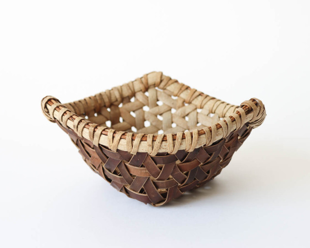 秋田 クルミ 鉄線編み 盛りかご (表)