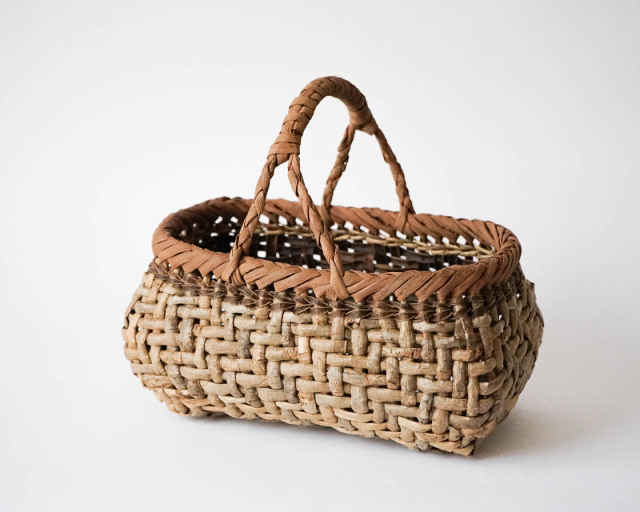 カゴアミドリくるみかご クルミ、キハダ、ヤマブドウ、サルナシ 樹皮と蔓を組み合わせたかご