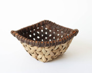 秋田 クルミ 鉄線編み 盛りかご (裏)