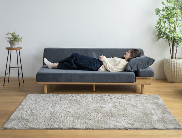 Fumi ながら時間を楽しむソファ（幅180cm×奥行90cm×高さ77cm）