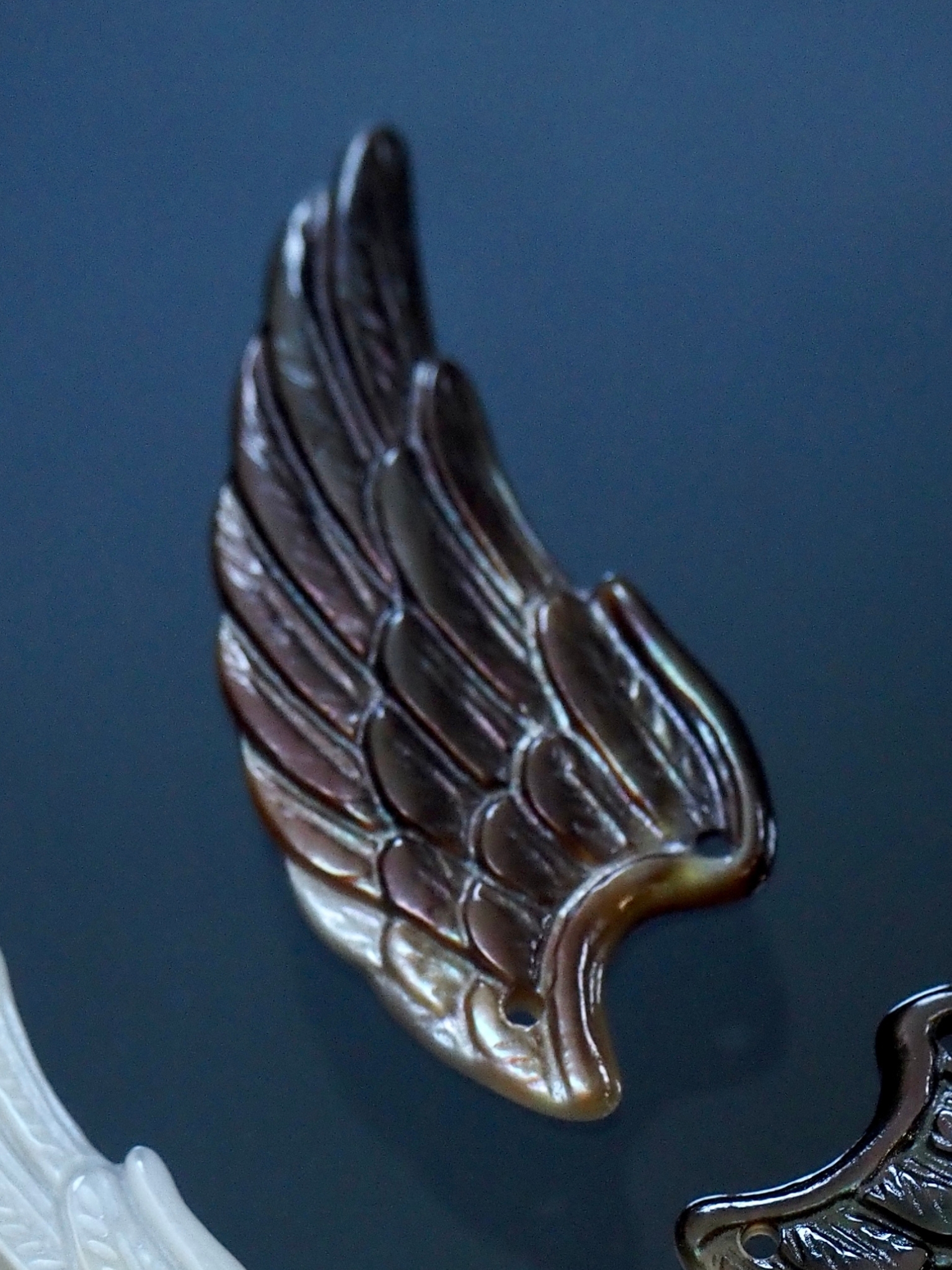 シェルビーズ - 翼[右](クロチョウガイ)【約14×35mm/1個】[メール便可]まとめ買い10%OFF #1189 En:Shell Beads -Black MOP 貝殻