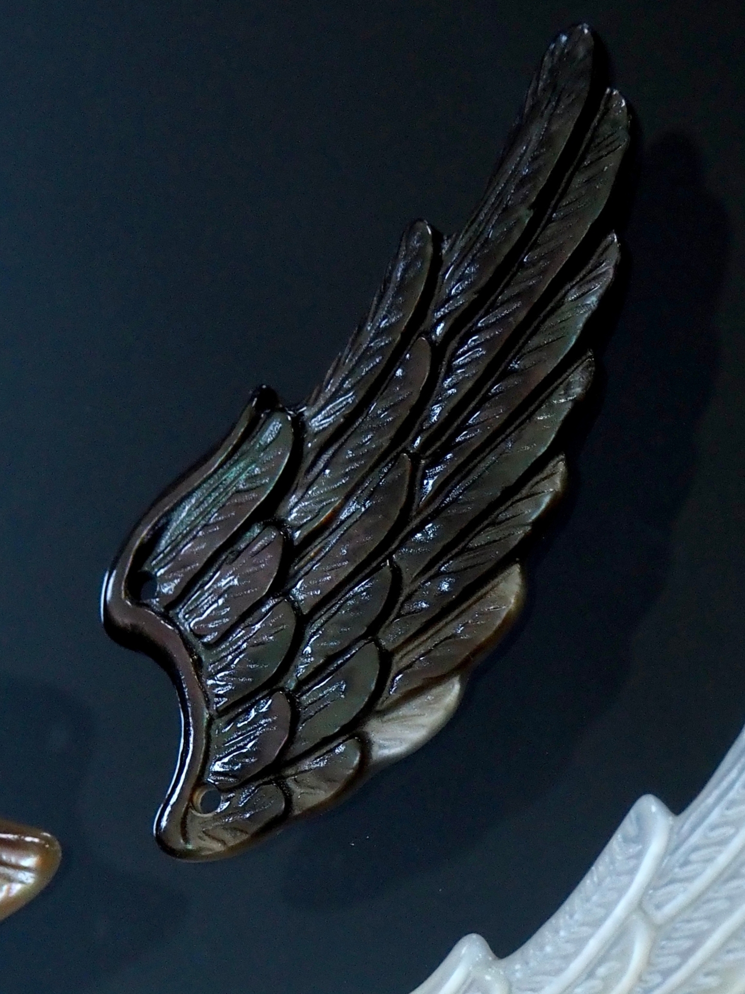 シェルビーズ - 翼[左](クロチョウガイ)【約14×35mm/1個】[メール便可]まとめ買い10%OFF #1190 En:Shell Beads -Black MOP 貝殻