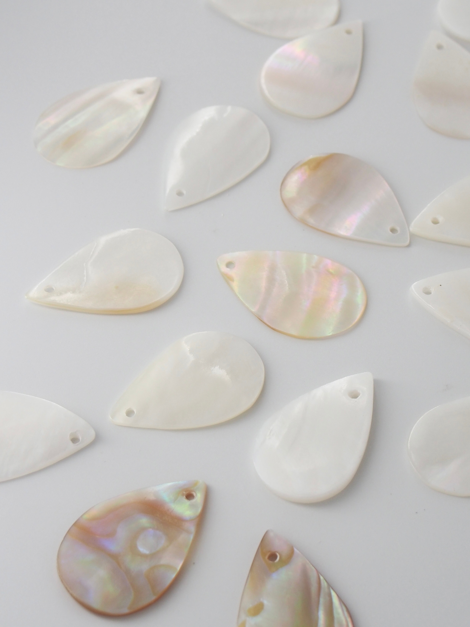 ティアドロップ-126-（淡水真珠貝）プレート【約3cm/1枚】[メール便可]まとめ買い10%OFF En:  Shell accesorry -tear drop- feshwater pearl 貝殻