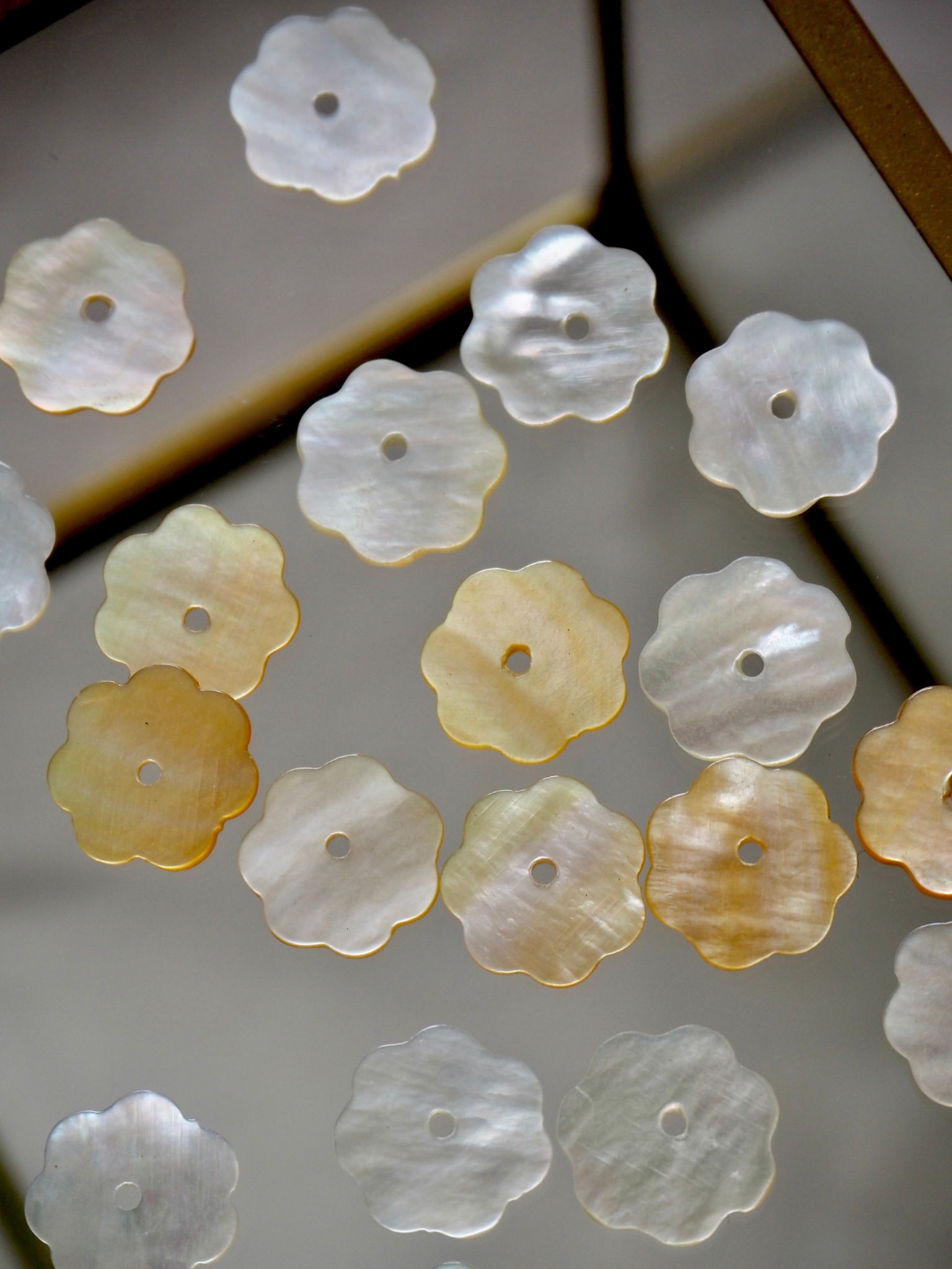 シロチョウガイ スパンコール-フラワー【約19mm/1個】＃131[メール便可]まとめ買い10%OFF En: White MOP sequins 貝殻