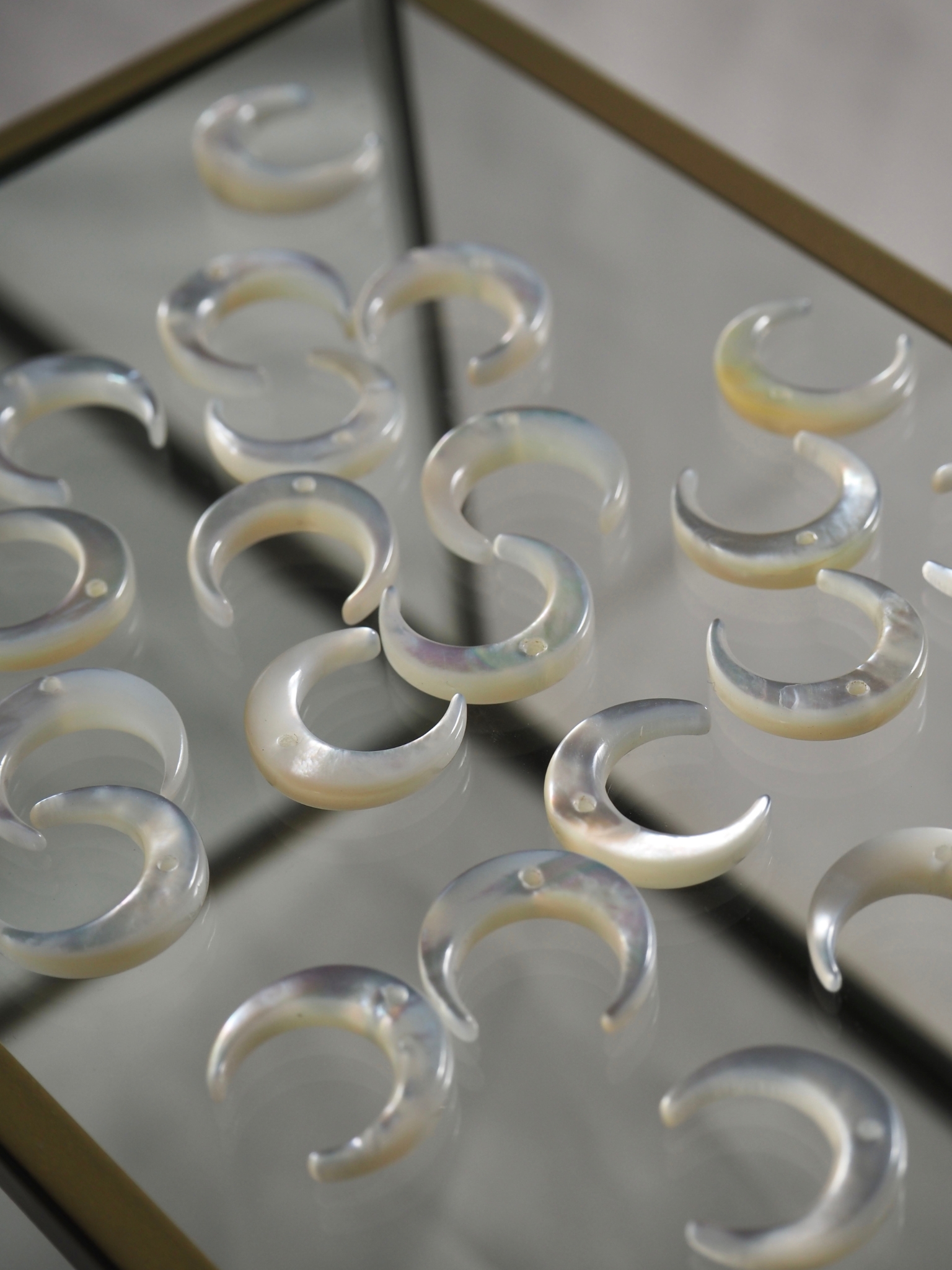 シェルビーズ - 三日月ホワイト(側面穴)(シロチョウガイ)【約15mm/1個】[メール便可]まとめ買い10%OFF#256 En:Shell Beads -White MOP 貝殻