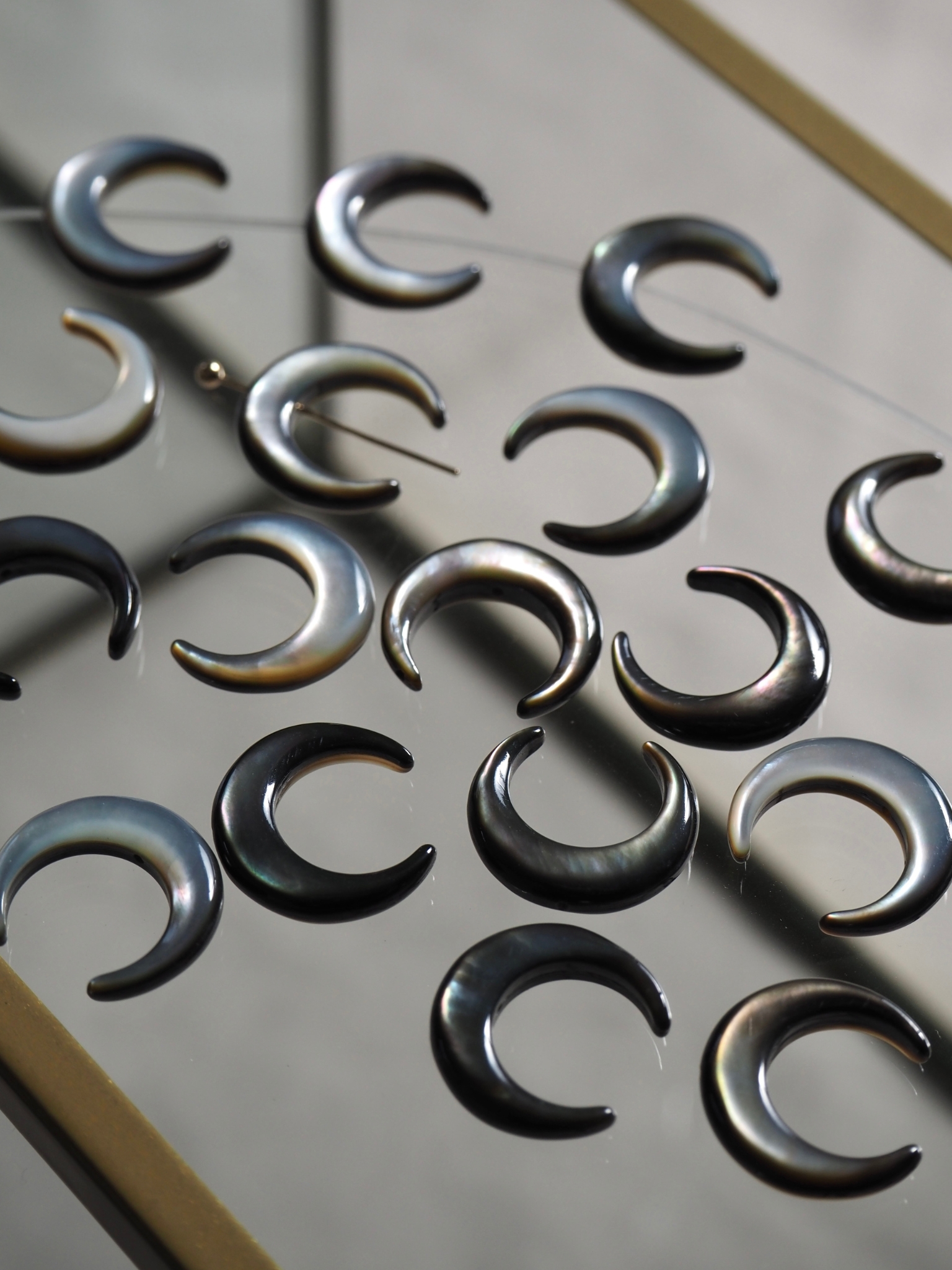 シェルビーズ -三日月 縦穴(クロチョウガイ)【約14mm/1個】[メール便可]まとめ買い10%OFF #257 En:Shell Beads -Black MOP 貝殻