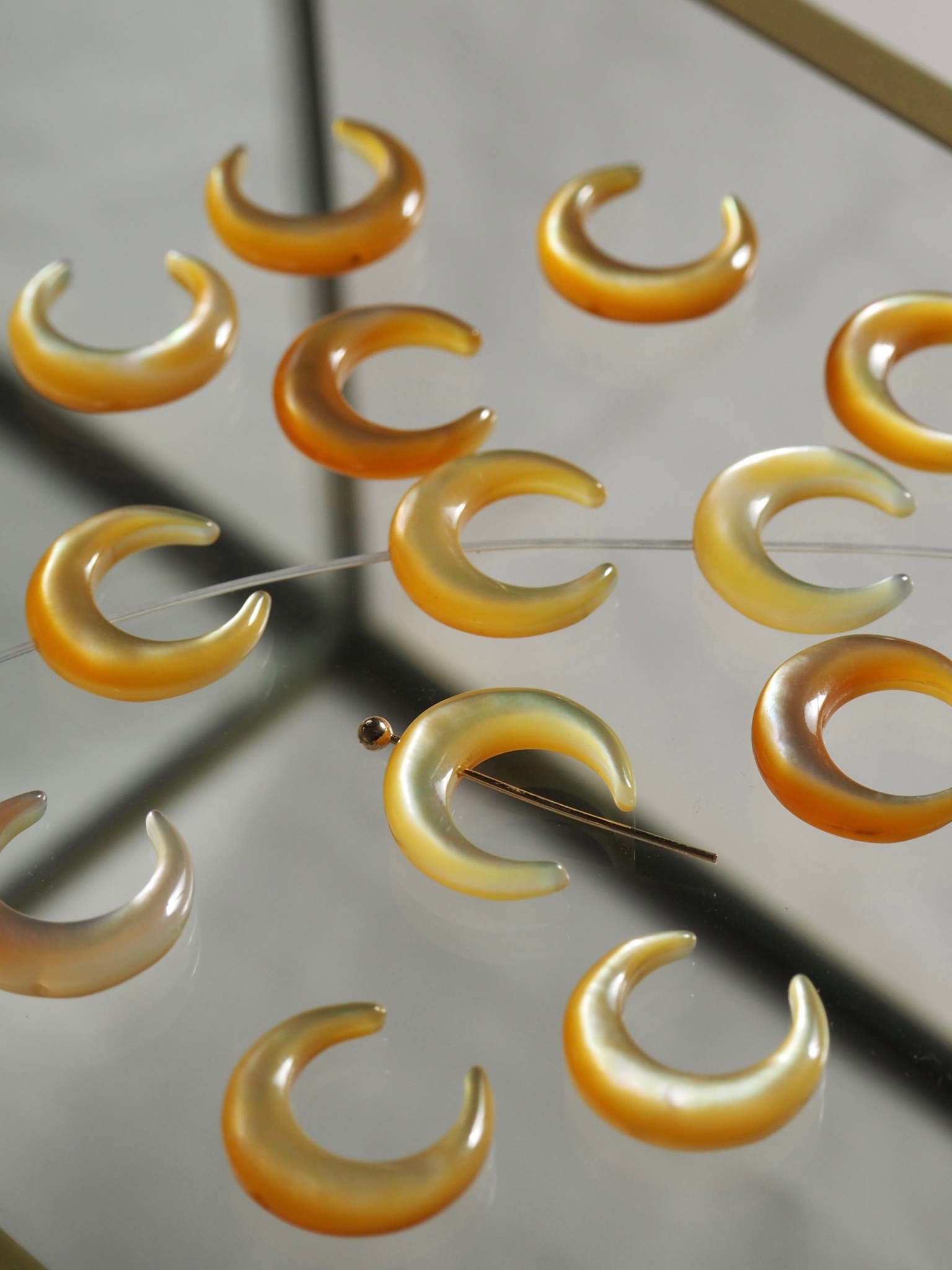 3月のお買い得 [10%OFF]シェルビーズ -三日月 縦穴 イエロー(シロチョウガイ)【約13mm/1個】[メール便可]まとめ買い10%OFF #258 En:Shell Beads -White MOP 貝殻