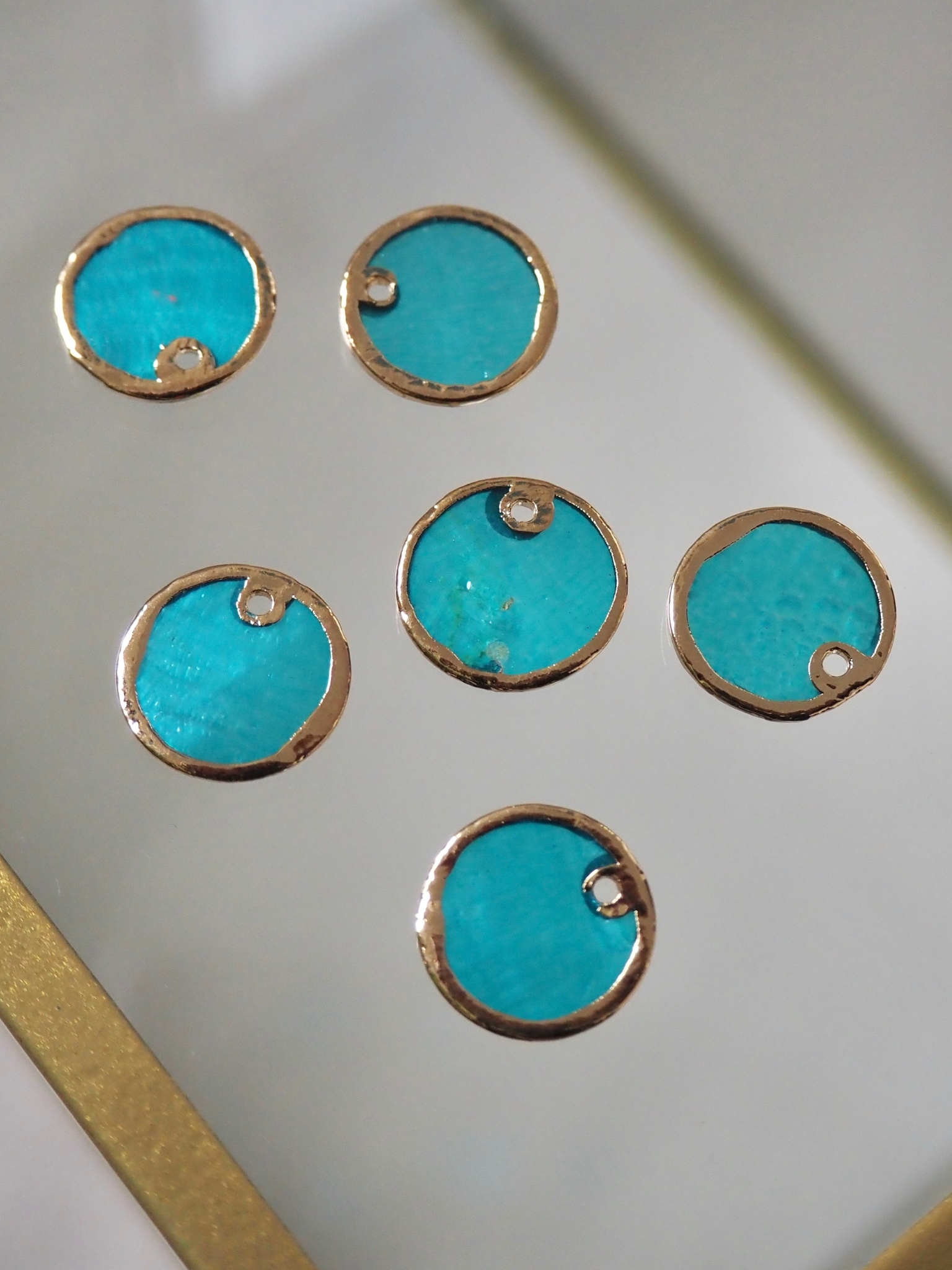 ゴールドエッジ ラウンド -カピス アクアブルー-【約12mm/6個】[メール便可] #320 En:Shell parts -Capiz- (size12mm per 6pcs) 貝殻