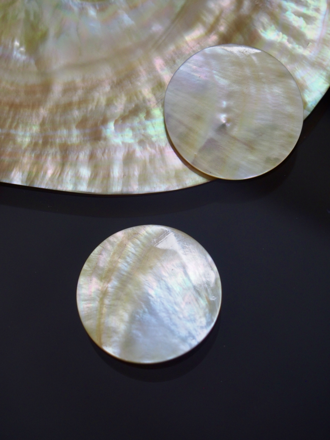 真珠貝プレート-シロチョウガイ(ラウンド)【約3ｃｍ/1枚】[メール便可60枚]   En: Shell Round Cut, white MOP (size:3cm, per 1pc) 貝殻