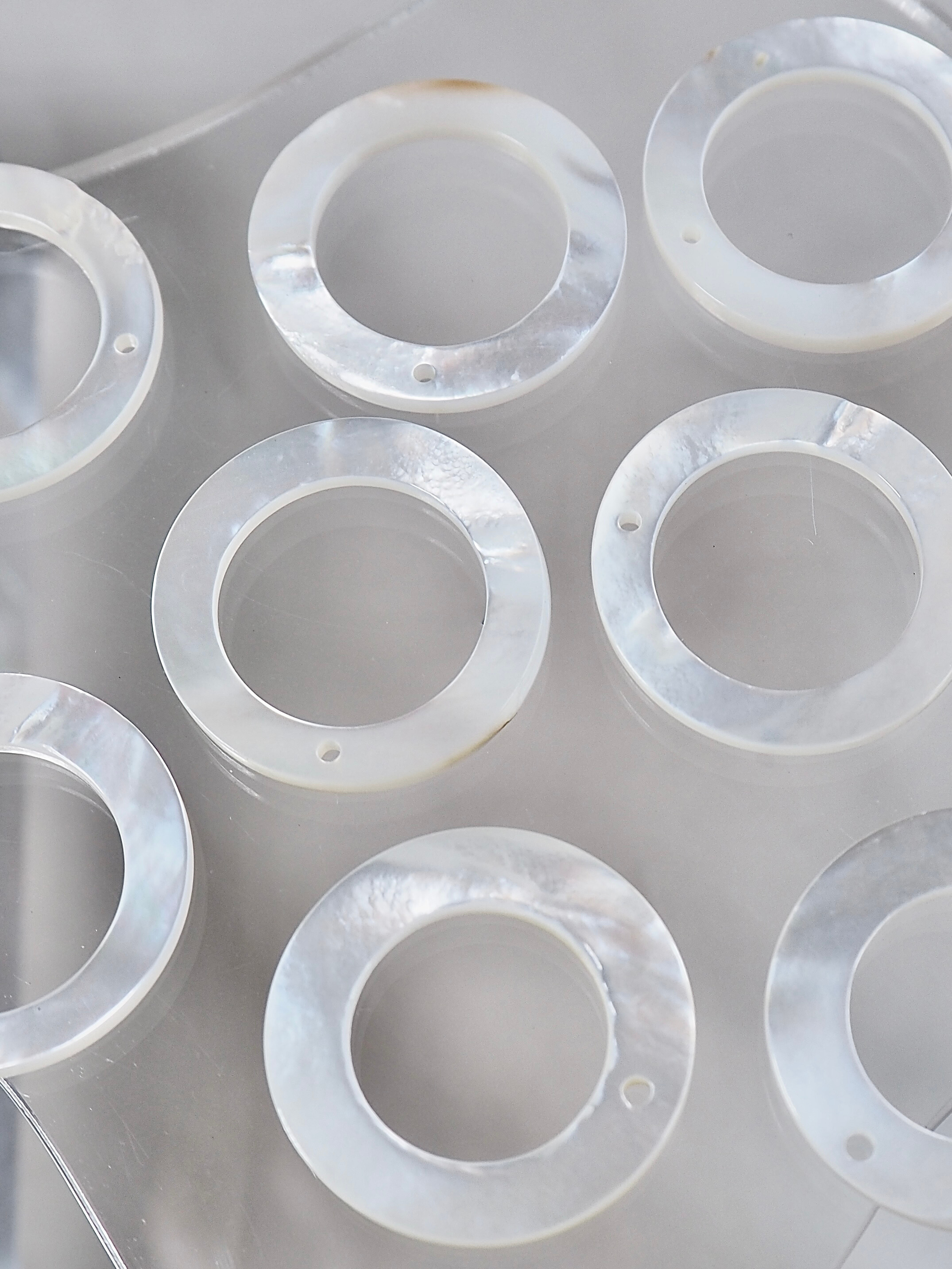 シェルビーズ-サークル通し穴有(シロチョウガイ)【約20mm/1個】[メール便可]まとめ買い10%OFF #1129 En: Shell Beads -White MOP