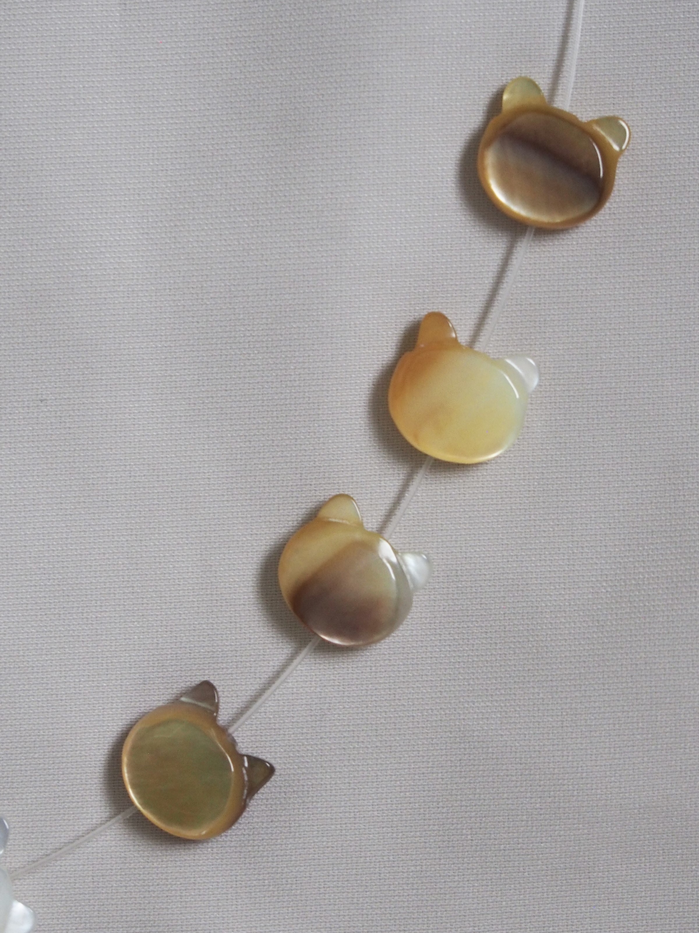 シェルビーズ - 縦穴 トラネコ キティ(シロチョウガイ)【約10×8mm/1個】[メール便可]まとめ買い 10%OFF #206 En:Shell Beads -White MOP- 貝殻