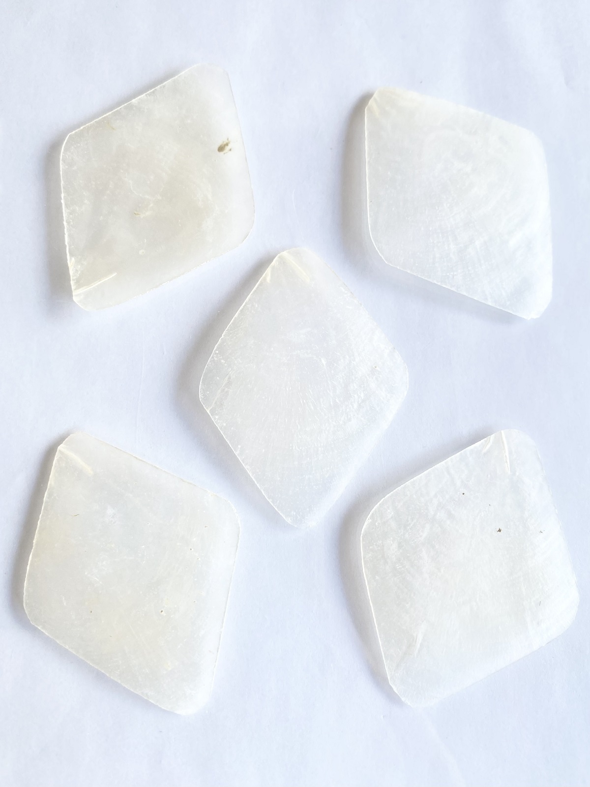 カピスナチュラル【ダイヤ】(約6cm前後/10枚)[メール便可-18袋まで]En:Capiz diamond shape- natural