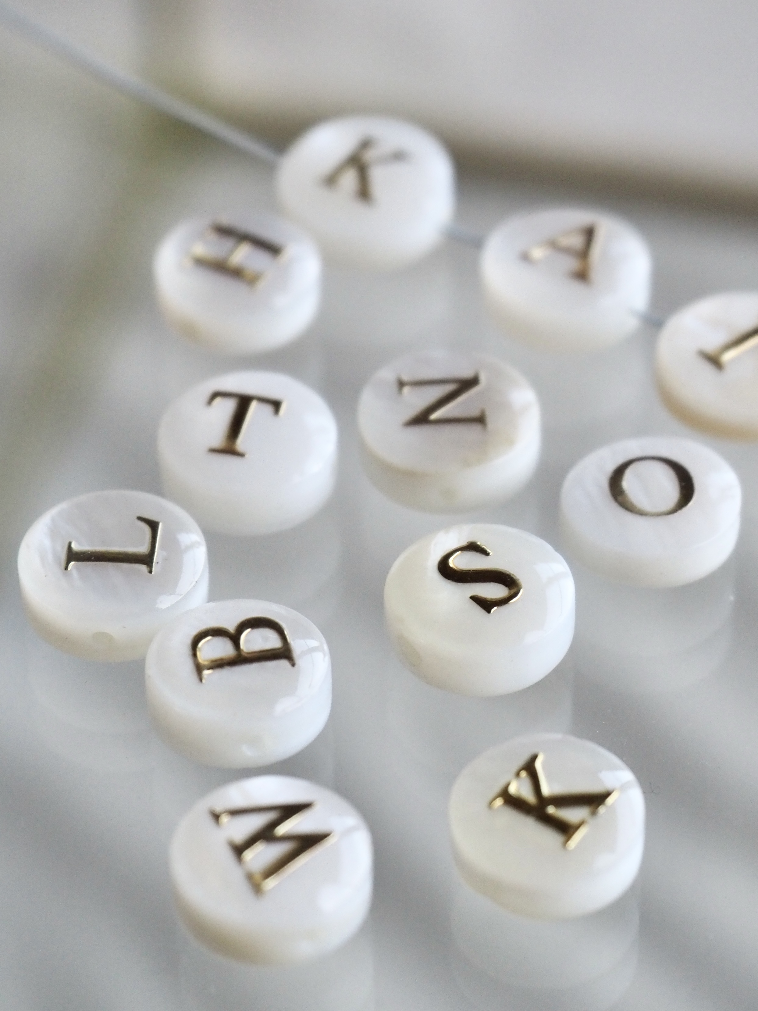 シェルビーズ - 横穴アルファベット(タカセガイ)【約8mm/1個】[メール便可]  En:Trocus - Shell Beads 貝殻