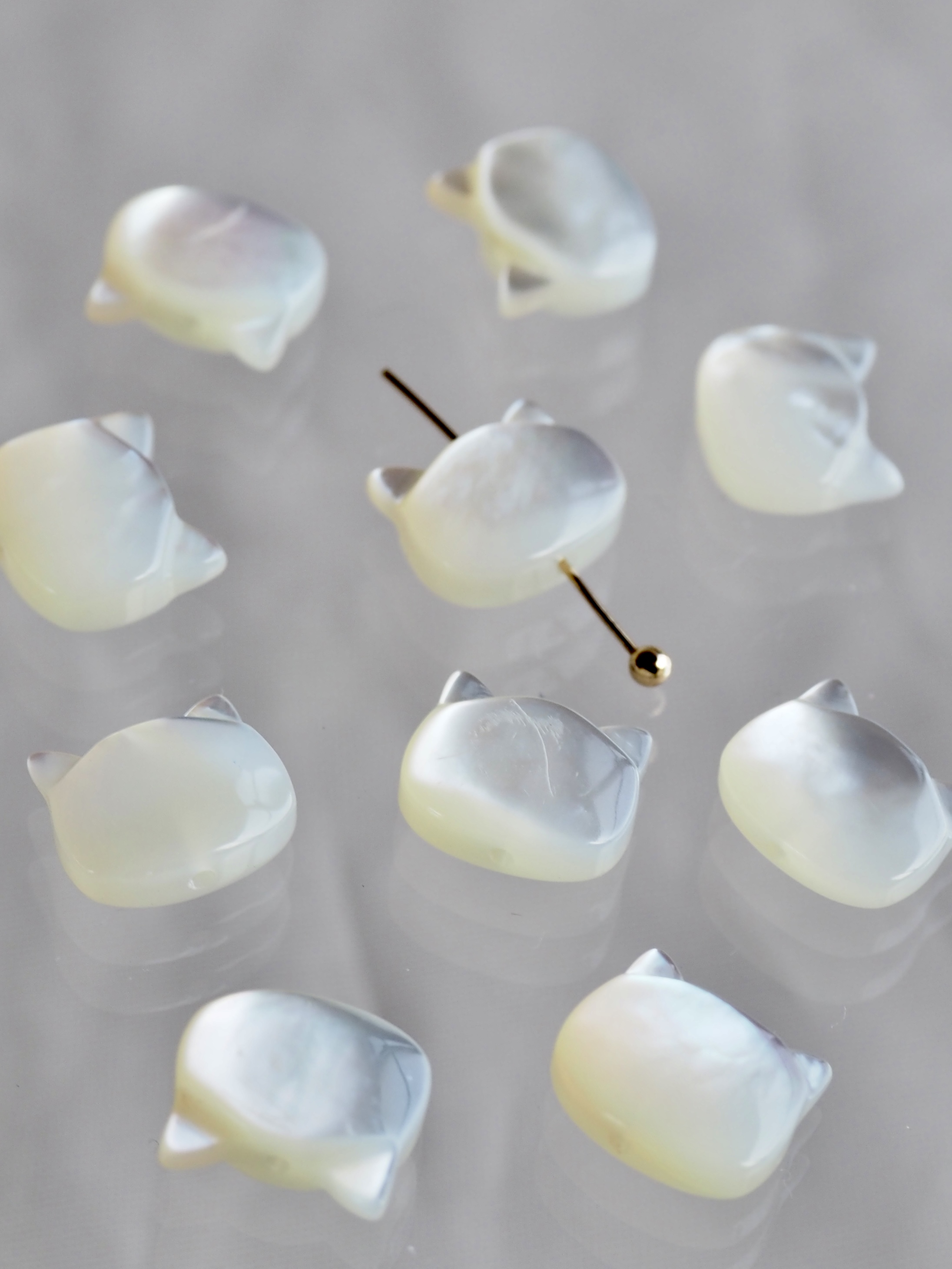 シェルビーズ-縦穴シロネコ キティ(シロチョウガイ)【約9×10mm/1個】[メール便可] まとめ買い10%OFF #1055 En: Shell Beads -White MOP 貝殻