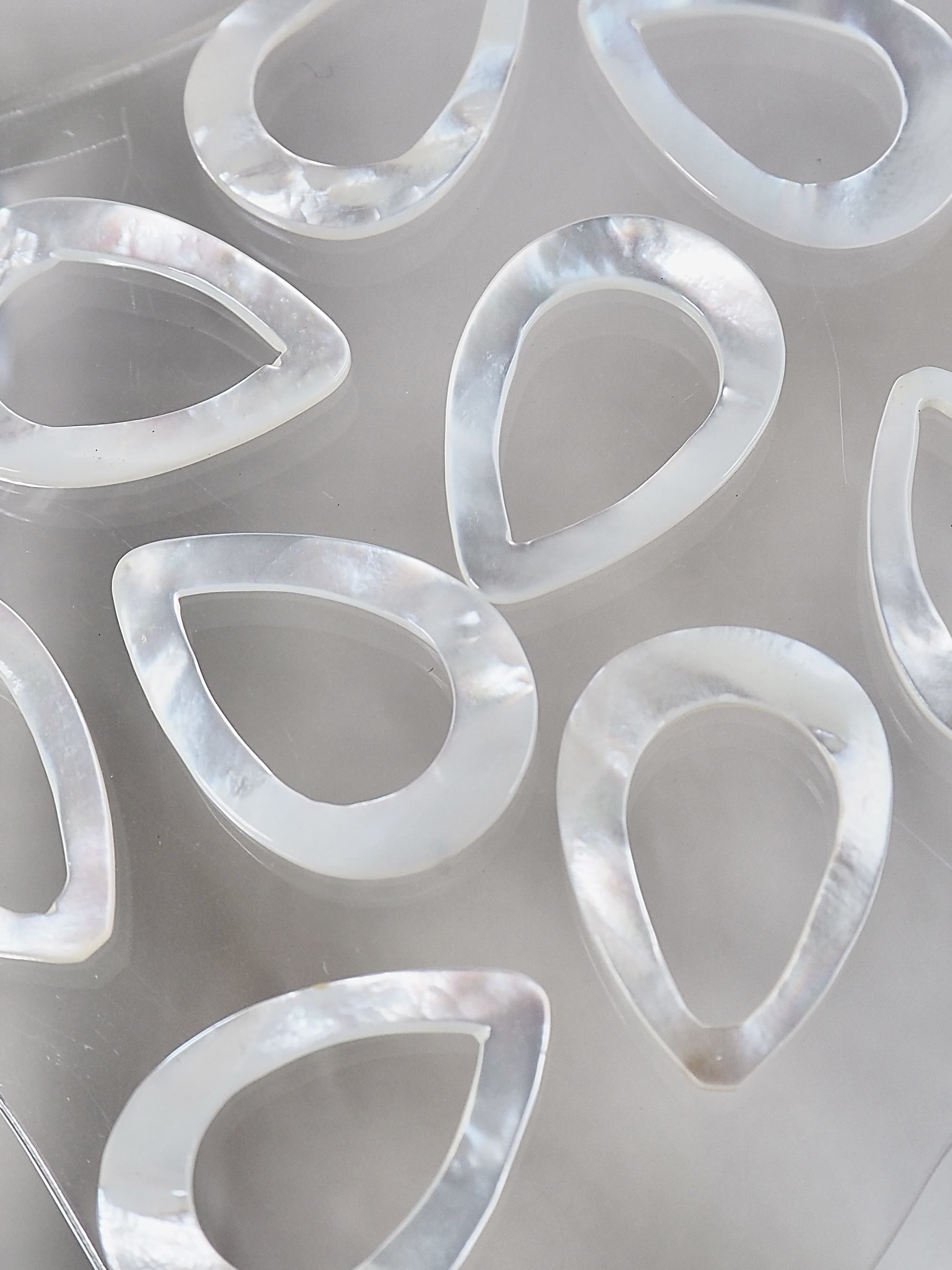 シェルフープ-ティアドロップ(シロチョウガイ)【約15×22mm/1個】[メール便可]まとめ買い10%OFF #1131 En: Shell Beads -White MOP 貝殻