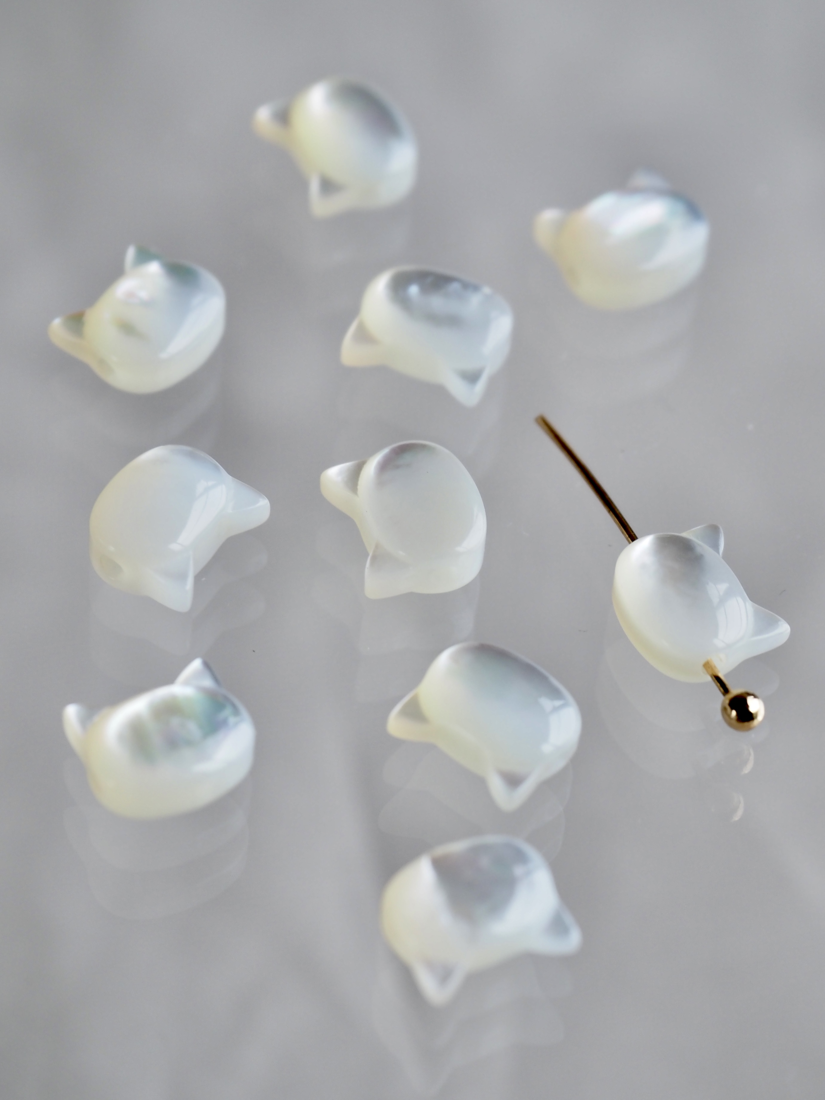 シェルビーズ-横穴シロネコ キティ小(シロチョウガイ)【約7×6mm/1個】[メール便可] まとめ買い10%OFF #1049 En: Shell Beads -White MOP 貝殻