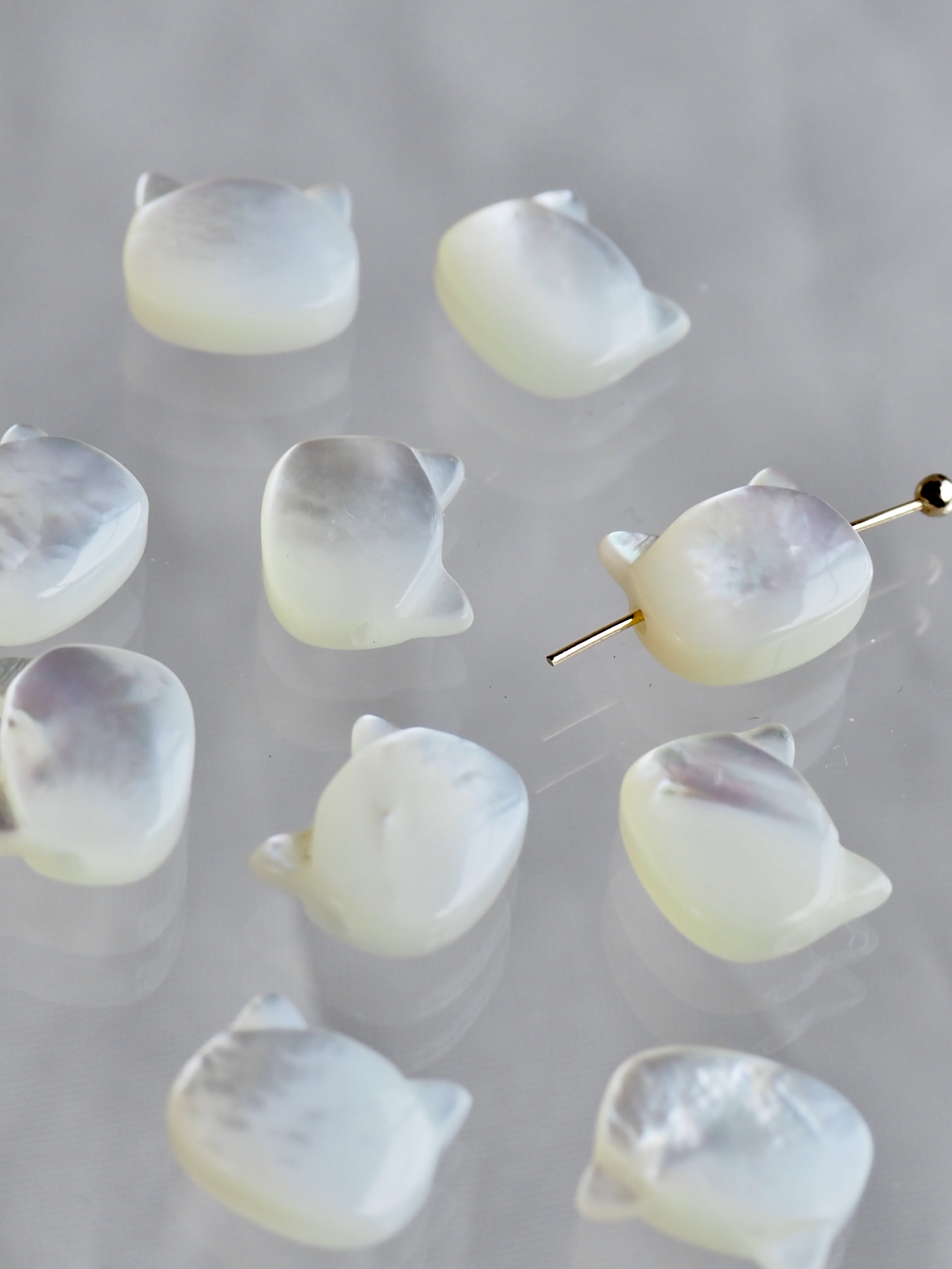 シェルビーズ-横穴シロネコ キティ(シロチョウガイ)【約9×10mm/1個】[メール便可] まとめ買い10%OFF #1053 En: Shell Beads -White MOP 貝殻