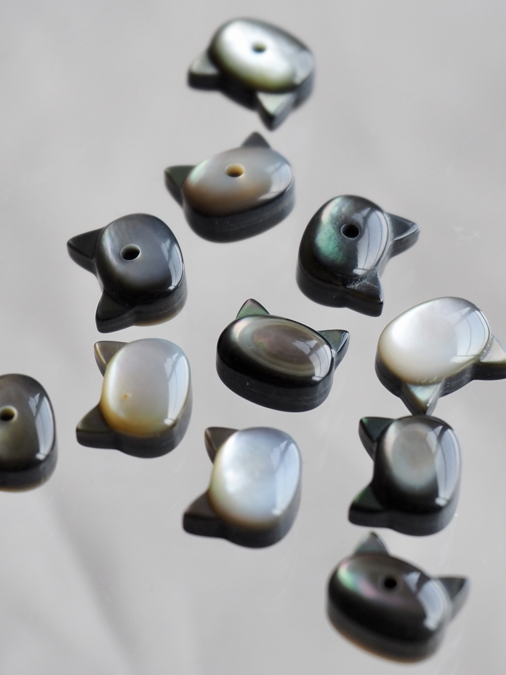 シェルビーズ-片穴クロネコ キティ小(クロチョウガイ)【約6×7mm/1個】[メール便可] まとめ買い10%OFF #1193 En: Shell Beads -Black MOP 貝殻