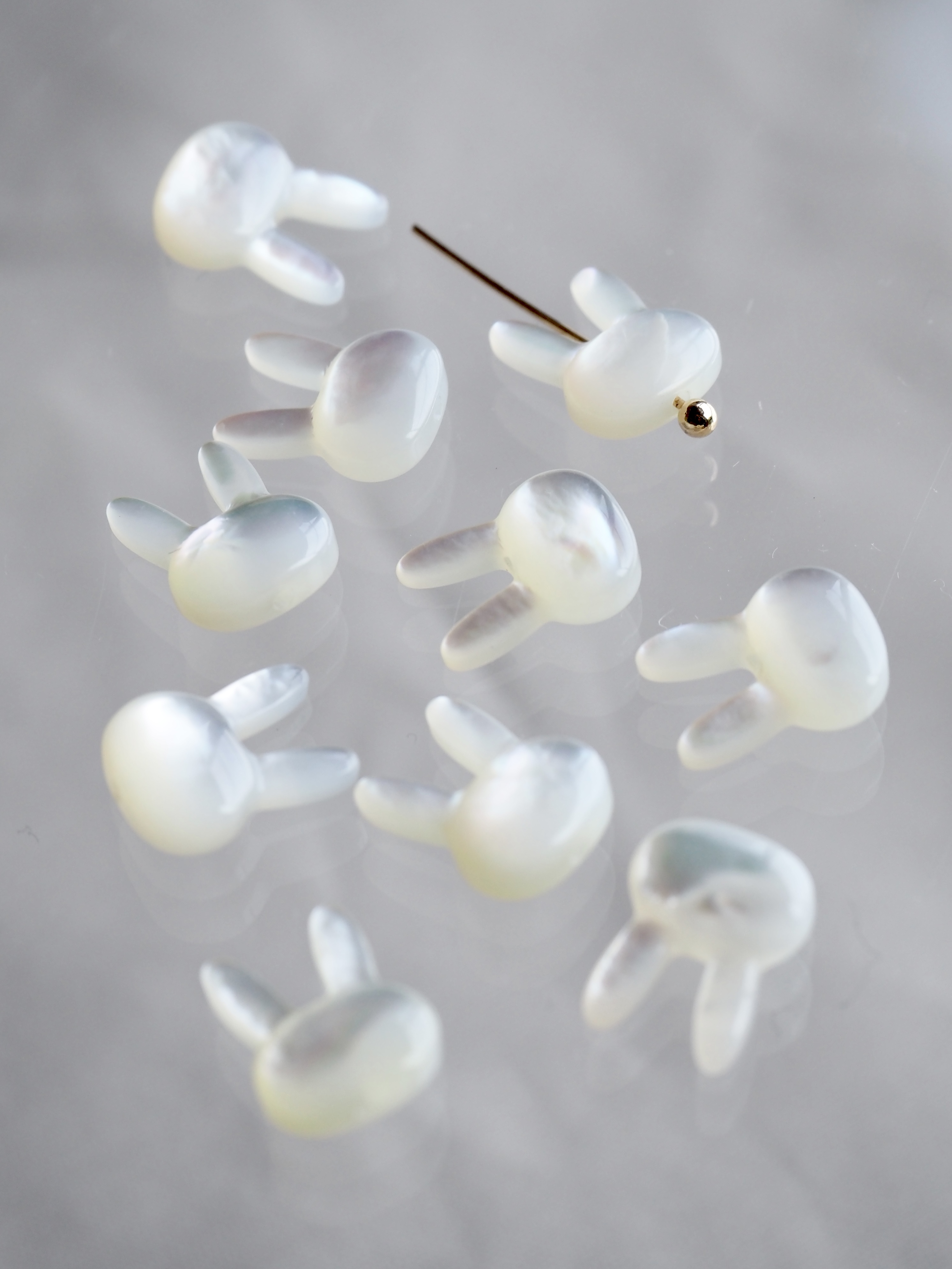 シェルビーズ-縦穴ウサギ小(シロチョウガイ)【約8×10mm/1個】[メール便可]まとめ買い10%OFF #1197 En: Shell Beads -White MOP 貝殻