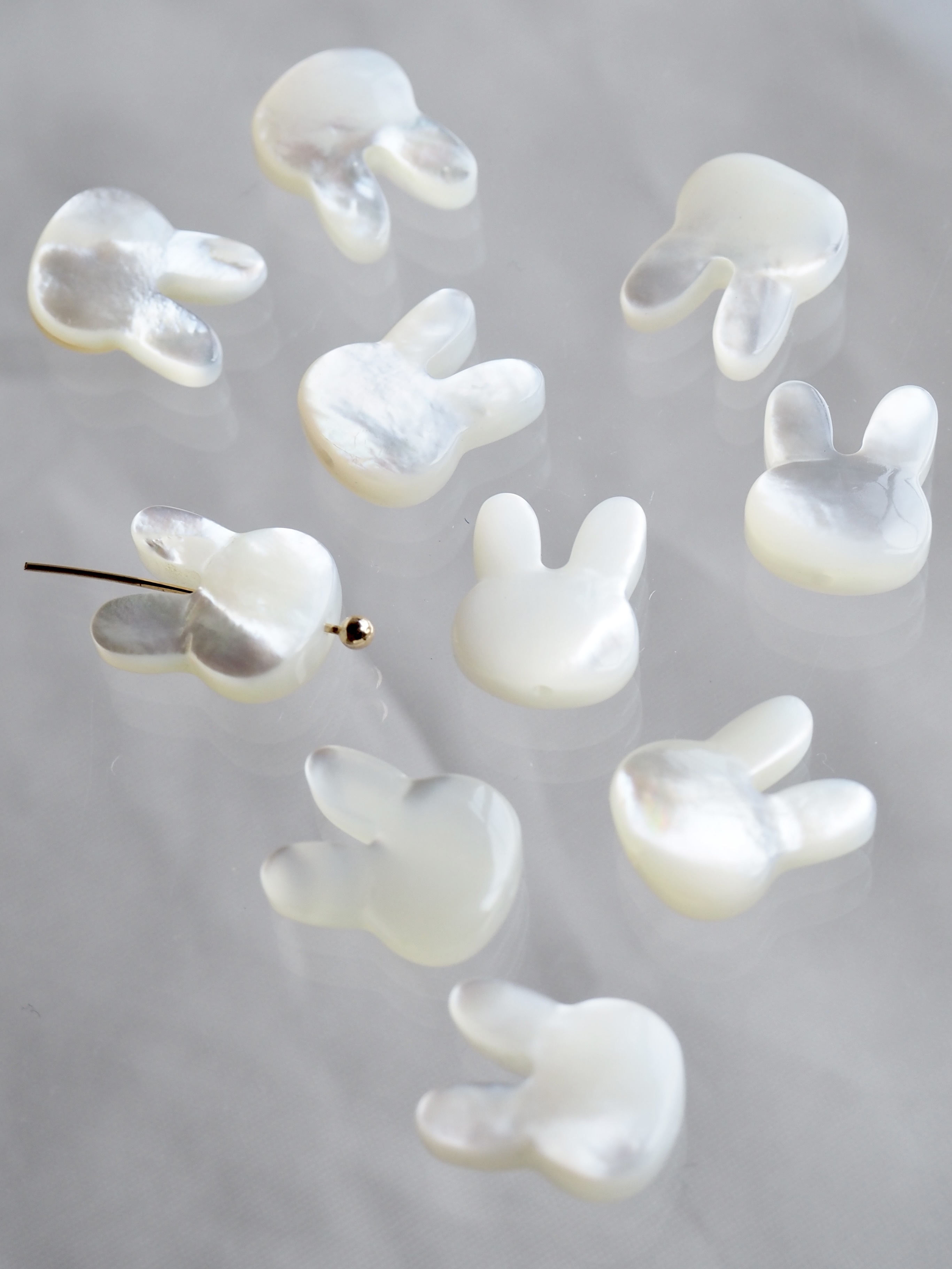 シェルビーズ-縦穴ウサギ(シロチョウガイ)【約10×12mm/1個】[メール便可]まとめ買い10%OFF #1198 En: Shell Beads -White MOP 貝殻