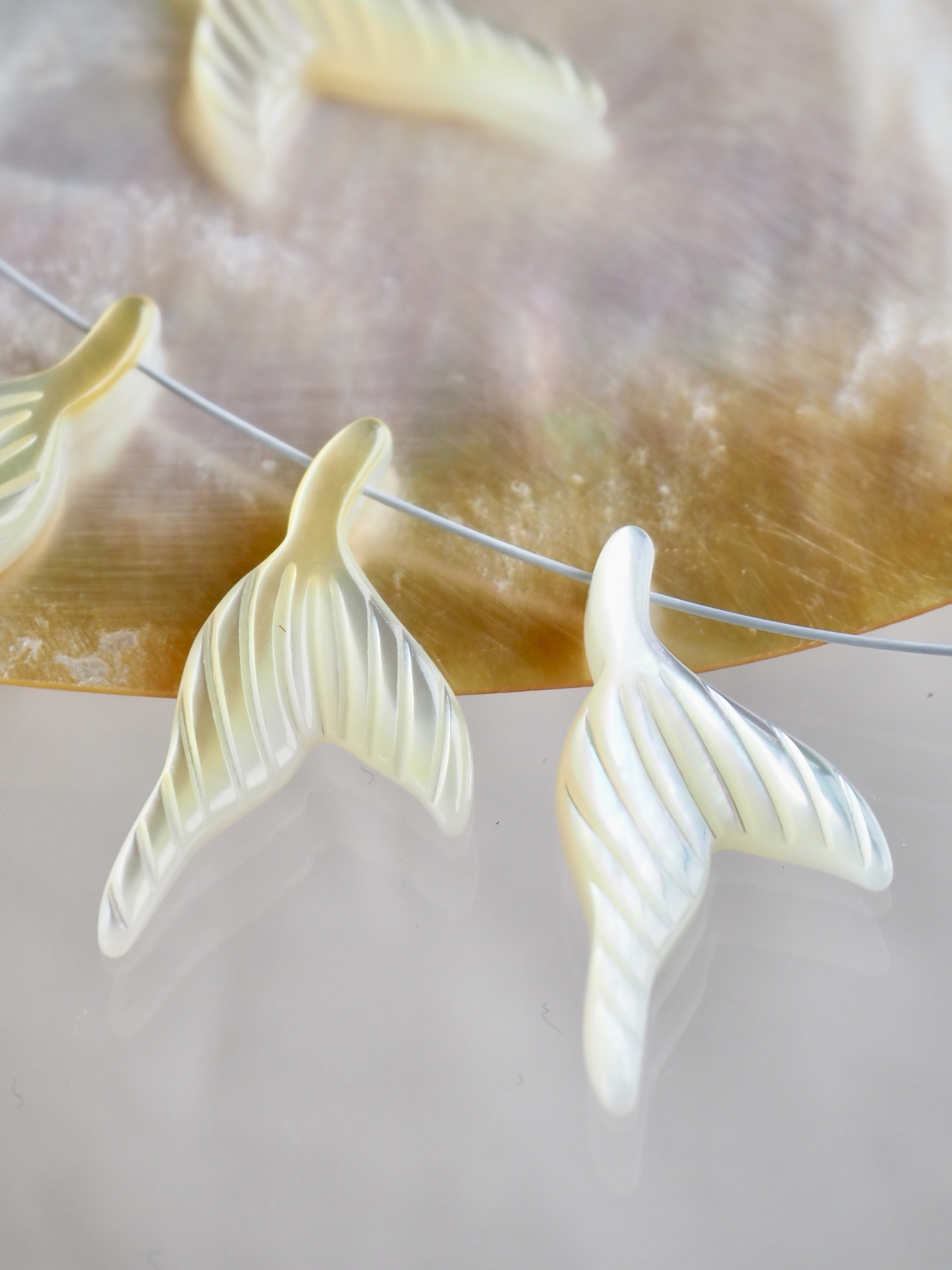 シェルビーズ-フィッシュテール(右)(シロチョウガイ)【約10×21mm/1個】[メール便可]まとめ買い10%OFF #1366 En: Shell Beads -White MOP 貝殻