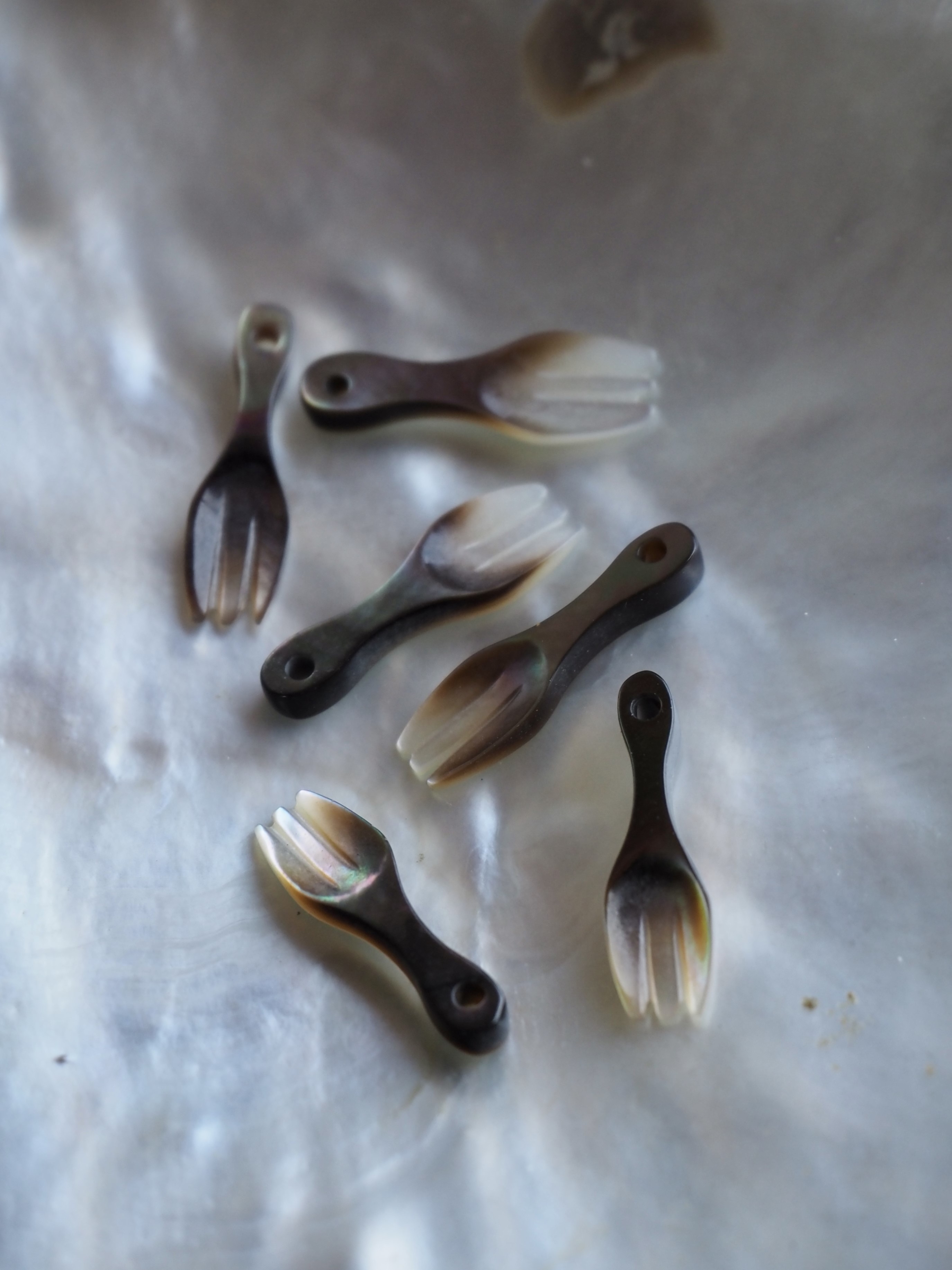 シェルビーズ-フォーク(クロチョウガイ)【約5×15mm/1個】[メール便可] まとめ買い10%OFF #1116 En: Shell Beads -Black MOP 貝殻