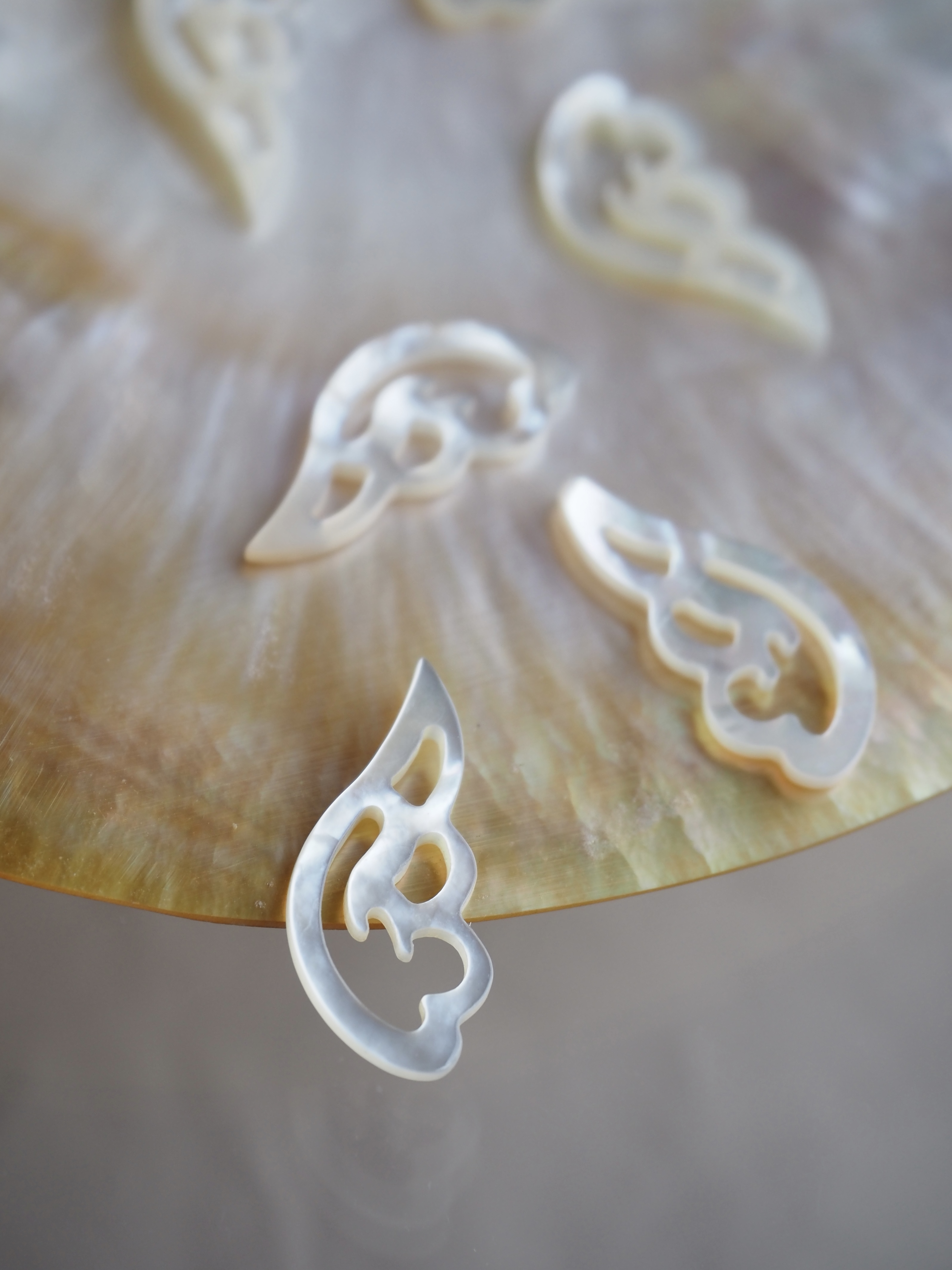 透かしパーツ-天使の羽(シロチョウガイ)【約10×20mm/1個】[メール便可] まとめ買い10%OFF #1149 En: Shell Beads -White MOP