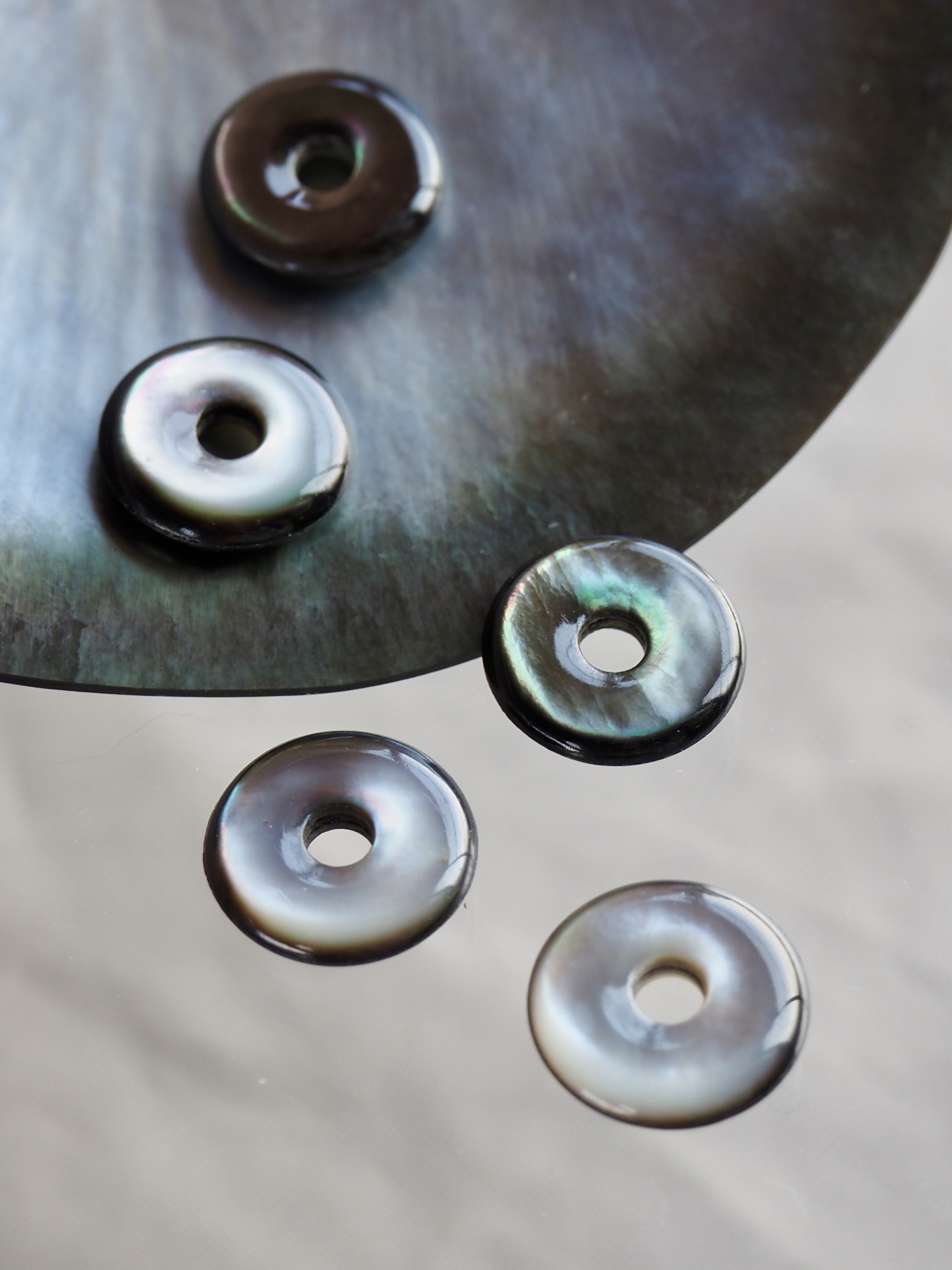 シェルビーズ-ドーナツ(クロチョウガイ)【約12mm/1個】[メール便可]まとめ買い10%OFF  #1155 En: Shell Beads -White MOP 貝殻