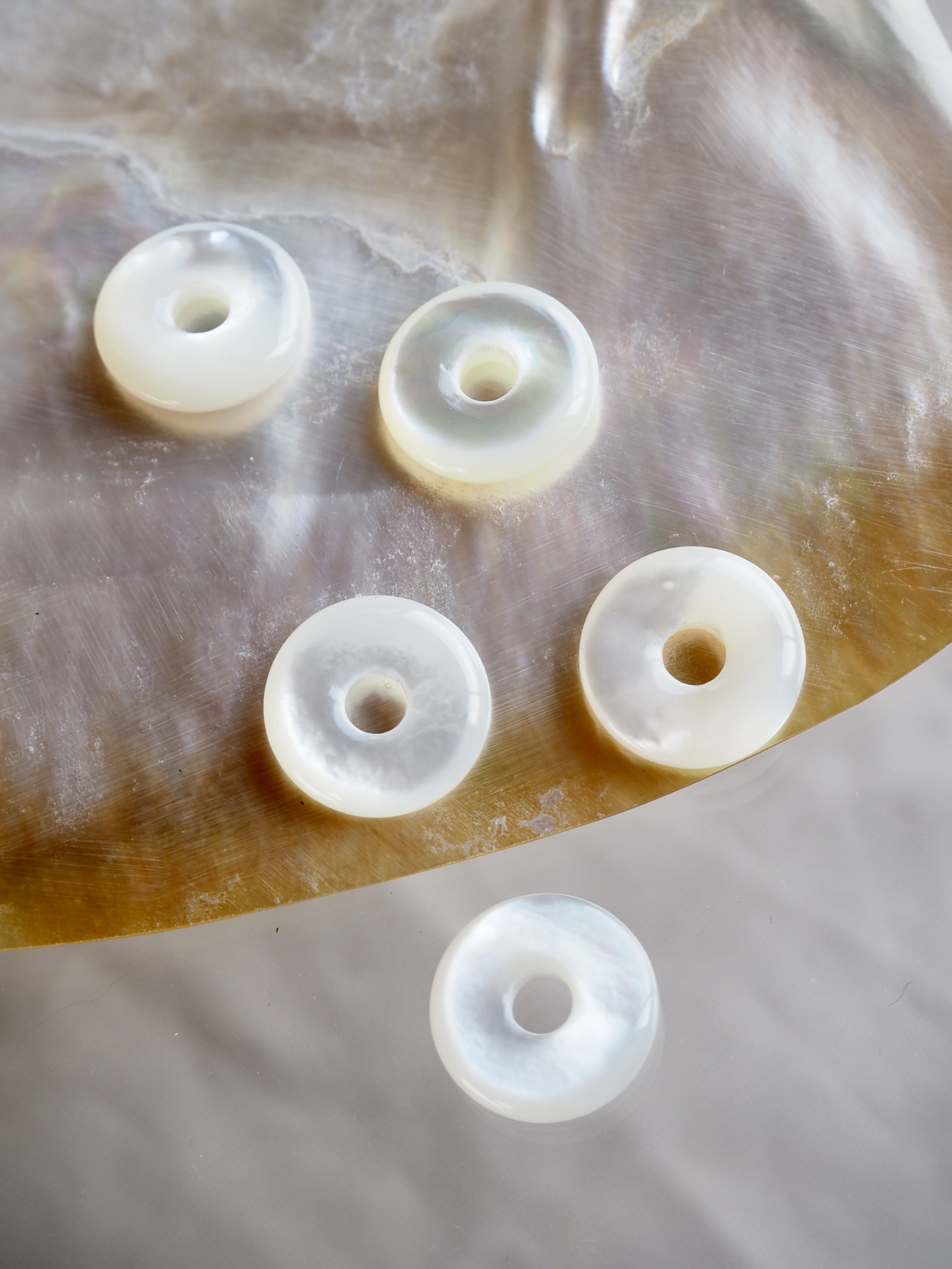 シェルビーズ-ドーナツ(シロチョウガイ)【約12mm/1個】[メール便可] まとめ買い10%OFF #1156 En: Shell Beads -White MOP 貝殻