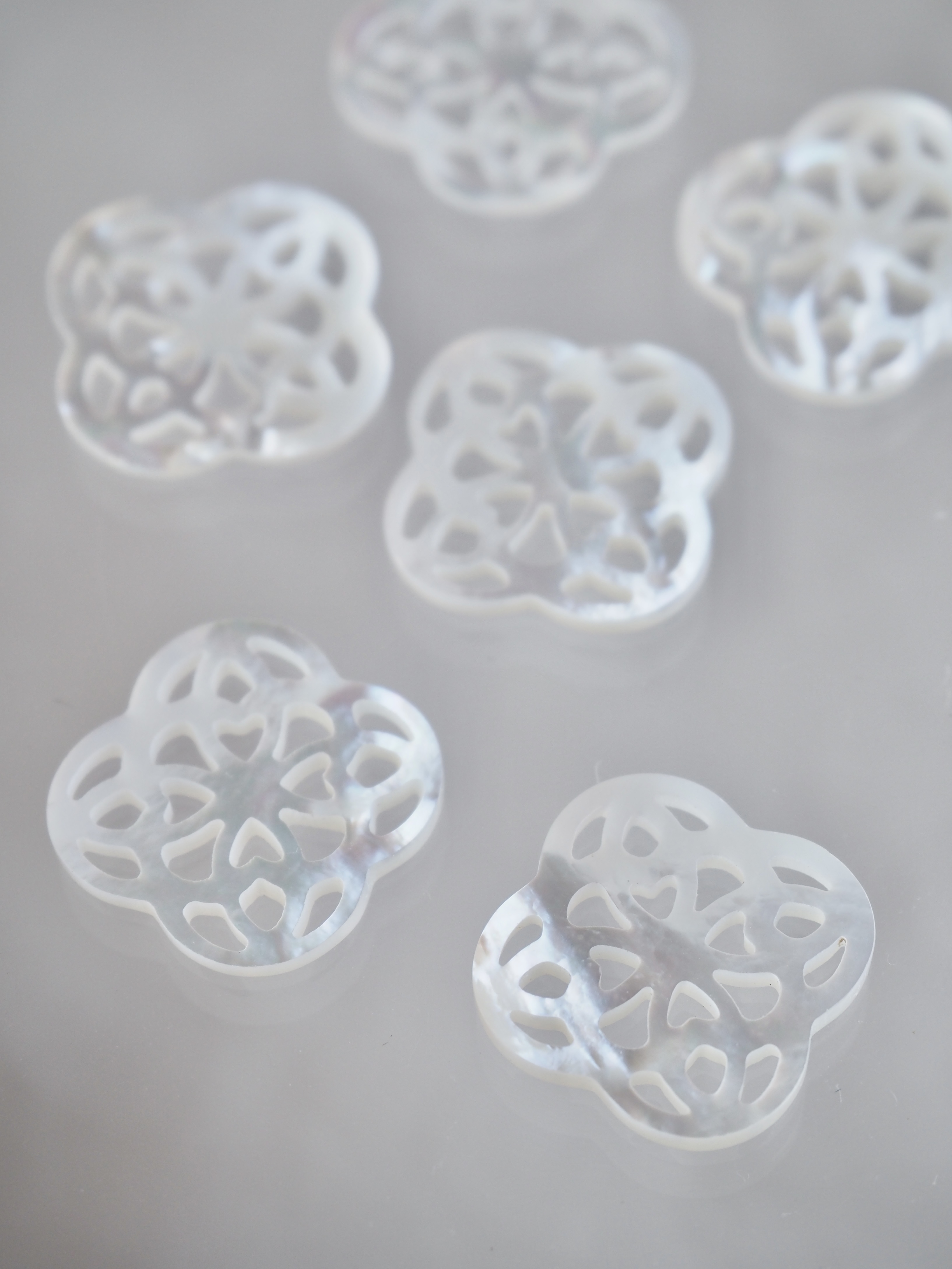 透かしパーツ-ハートフラワー(シロチョウガイ)【約18mm/1個】[メール便可] まとめ買い10%OFF #1135 En: Shell Beads -White MOP