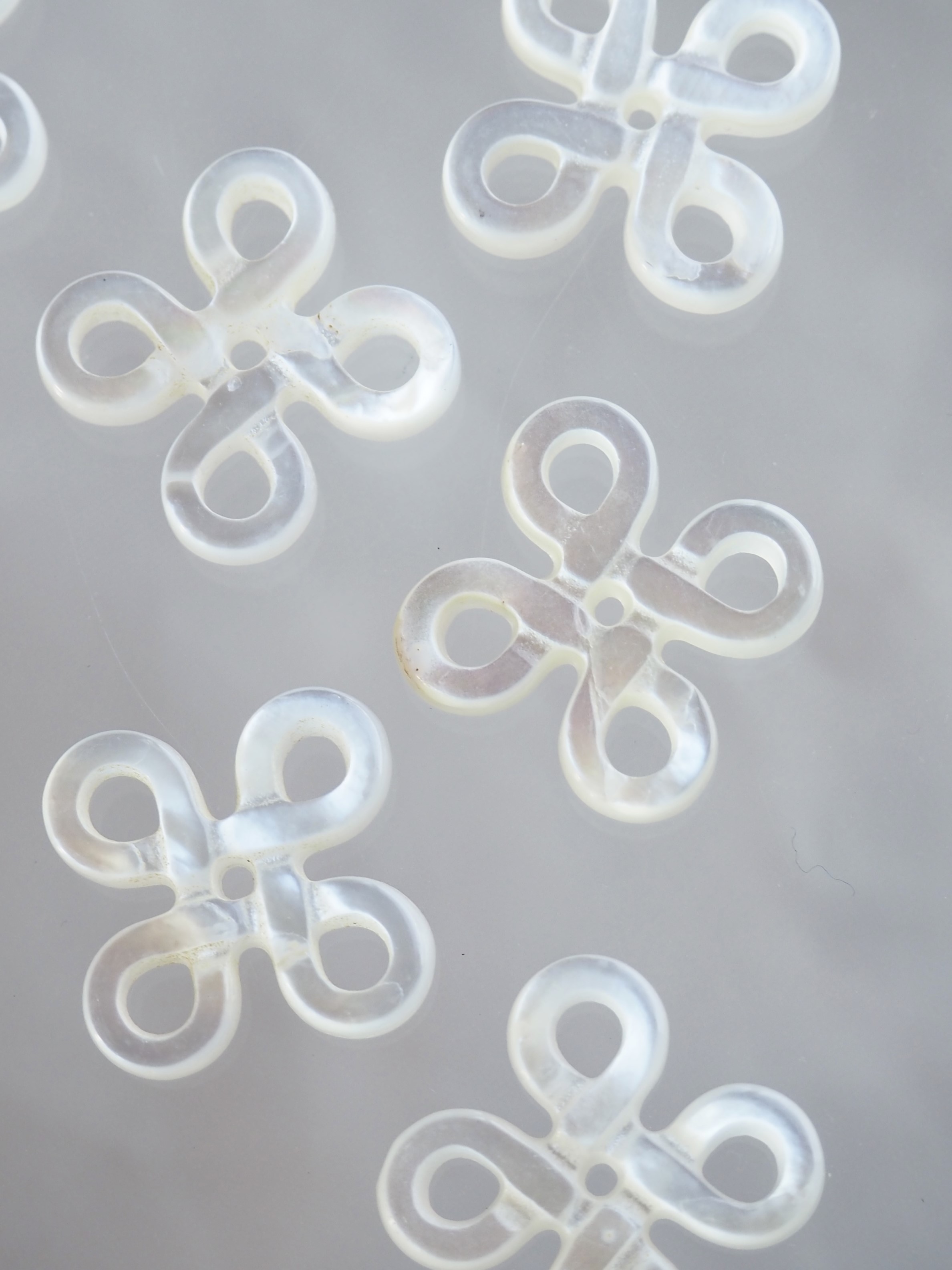 透かしパーツ-チャイナ結び(シロチョウガイ)【約15mm/1個】[メール便可] まとめ買い10%OFF #1144 En: Shell Beads -White MOP