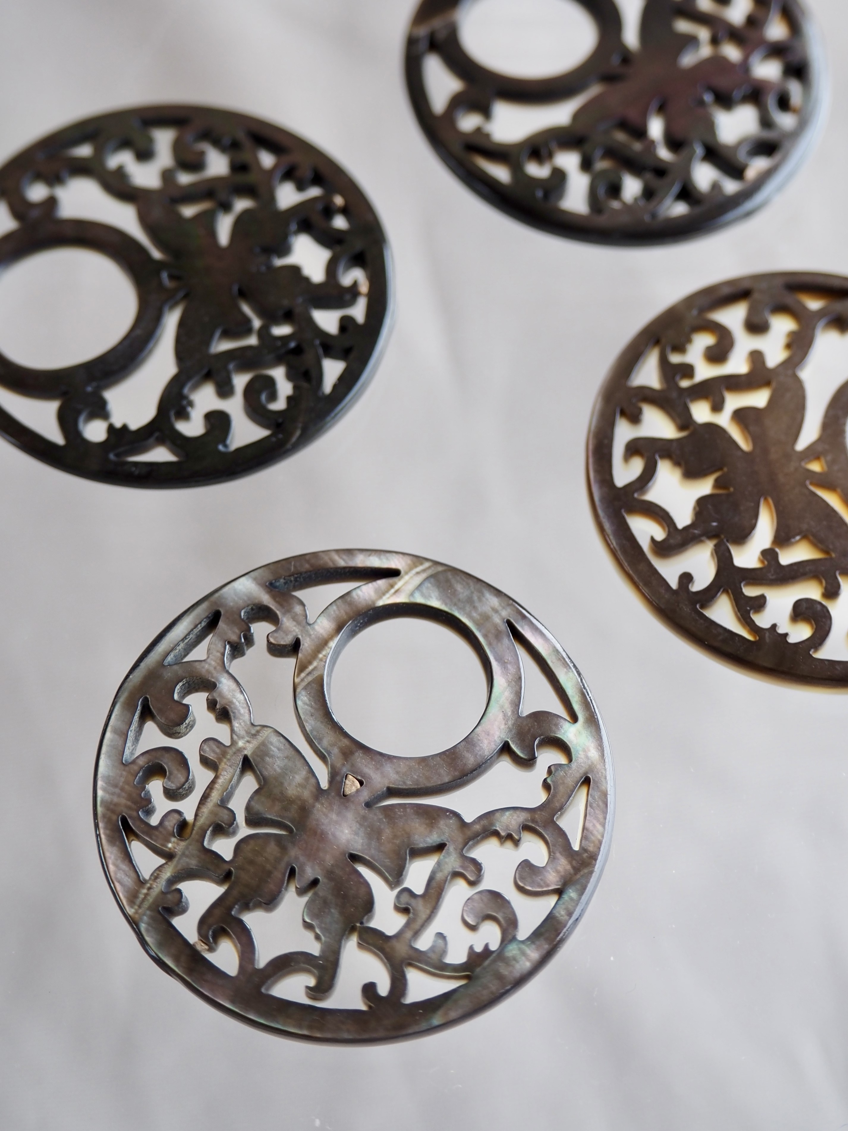 透かしパーツ-ラウンドバタフライ大(クロチョウガイ)【約35mm/1個】[メール便可] まとめ買い10%OFF #1110 En: Shell Beads -Black MOP