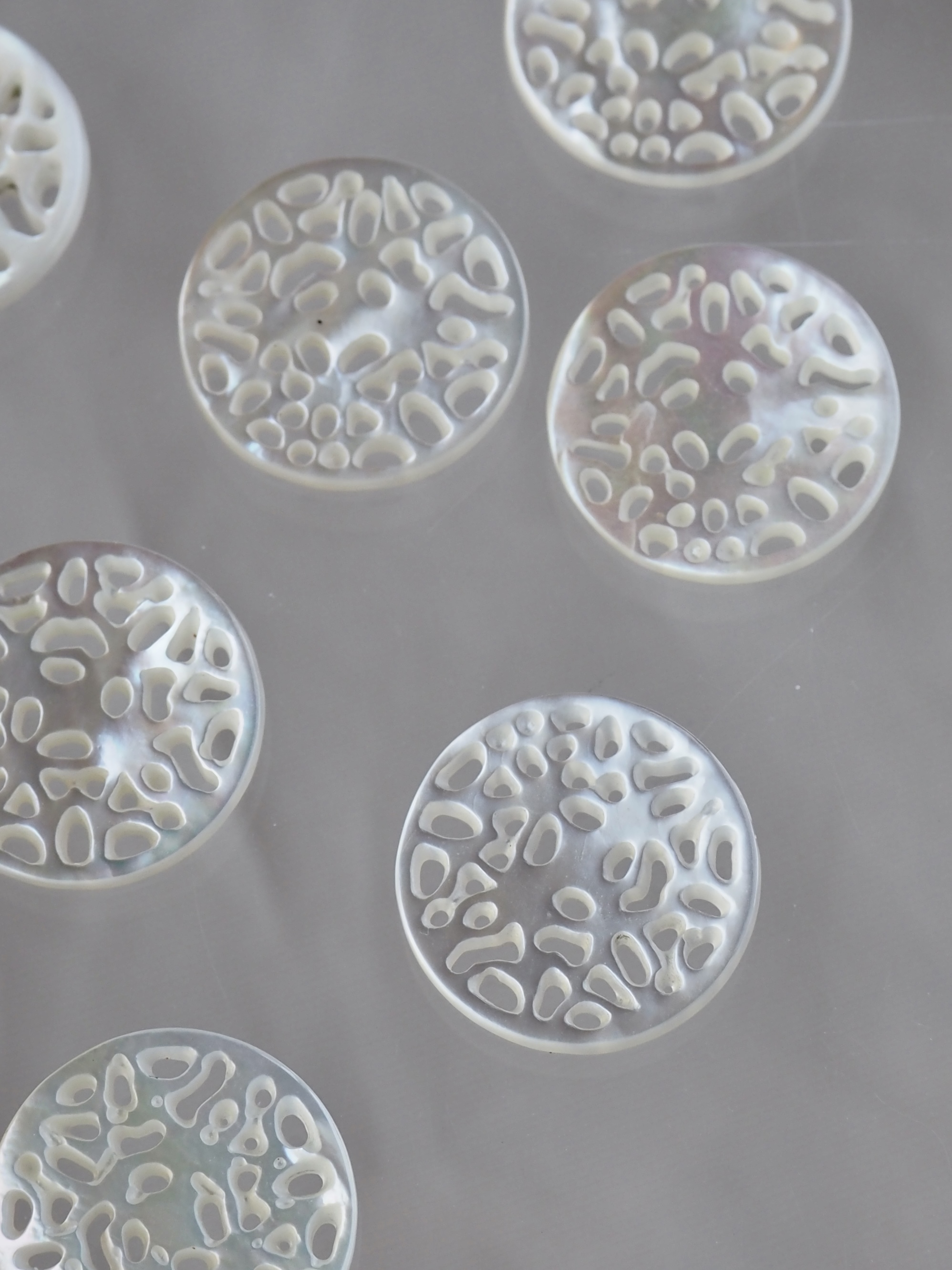 透かしパーツ-ラウンド小(シロチョウガイ)【約14mm/1個】[メール便可] まとめ買い10%OFF #1124 En: Shell Beads -White MOP