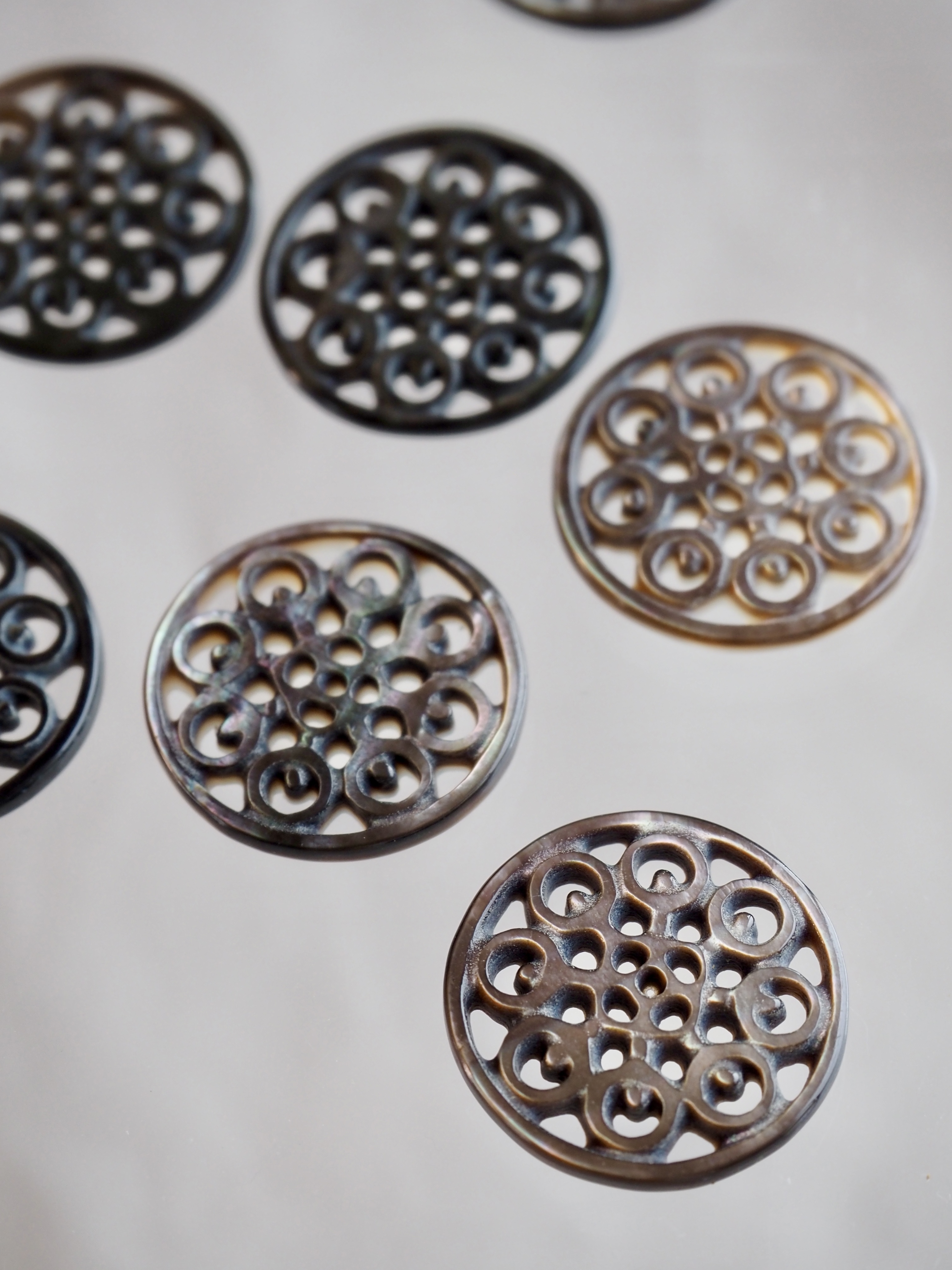 透かしパーツ-ラウンド(クロチョウガイ)【約17mm/1個】[メール便可] まとめ買い10%OFF #1133 En: Shell Beads -Black MOP