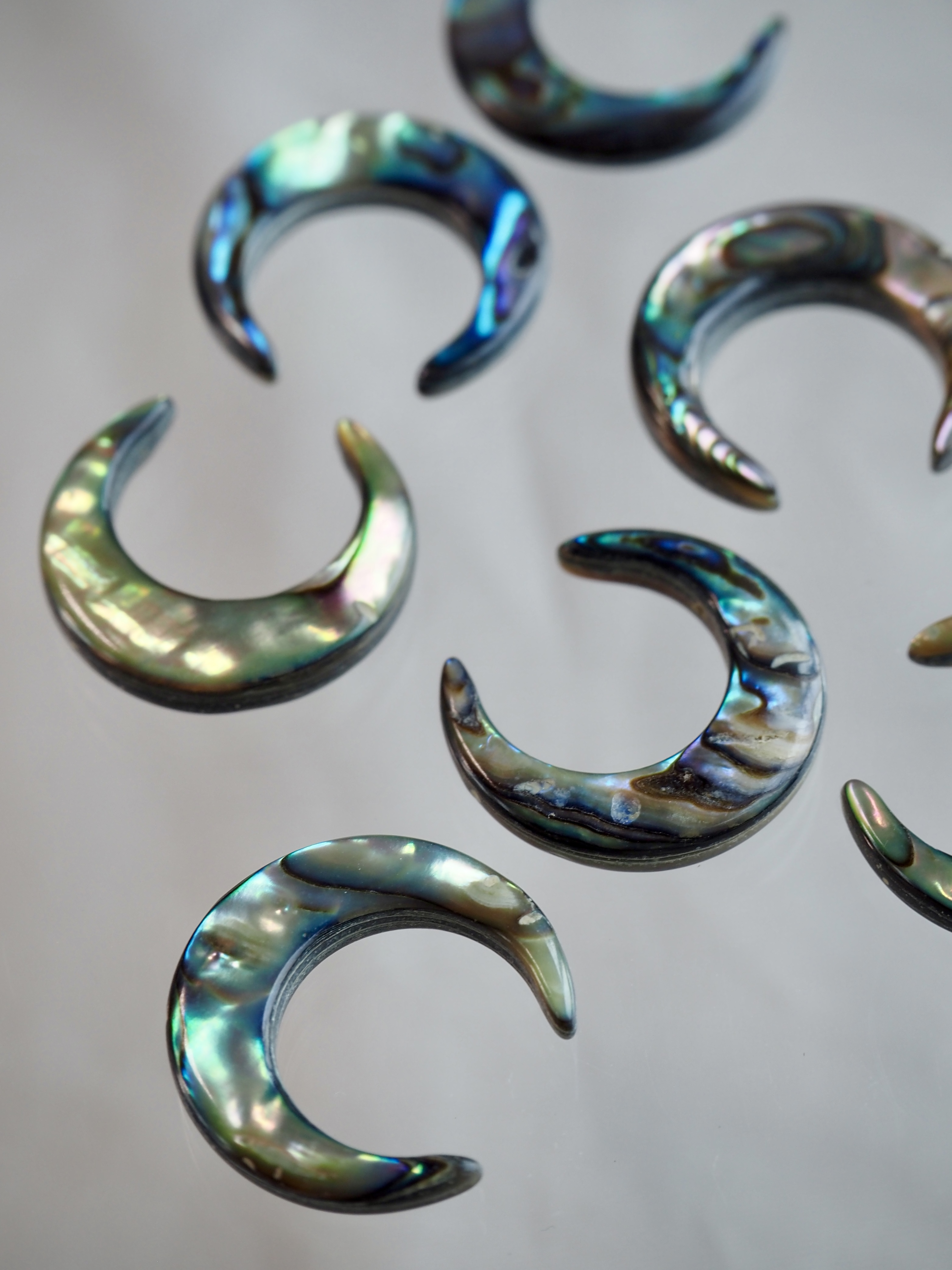 シェルカボション-三日月(パウアアバロン-ヘリトリアワビ)【約18×20mm】1個 [メール便可]まとめ買い10%OFF #1218 En:Shell Beads -Haliotis iris