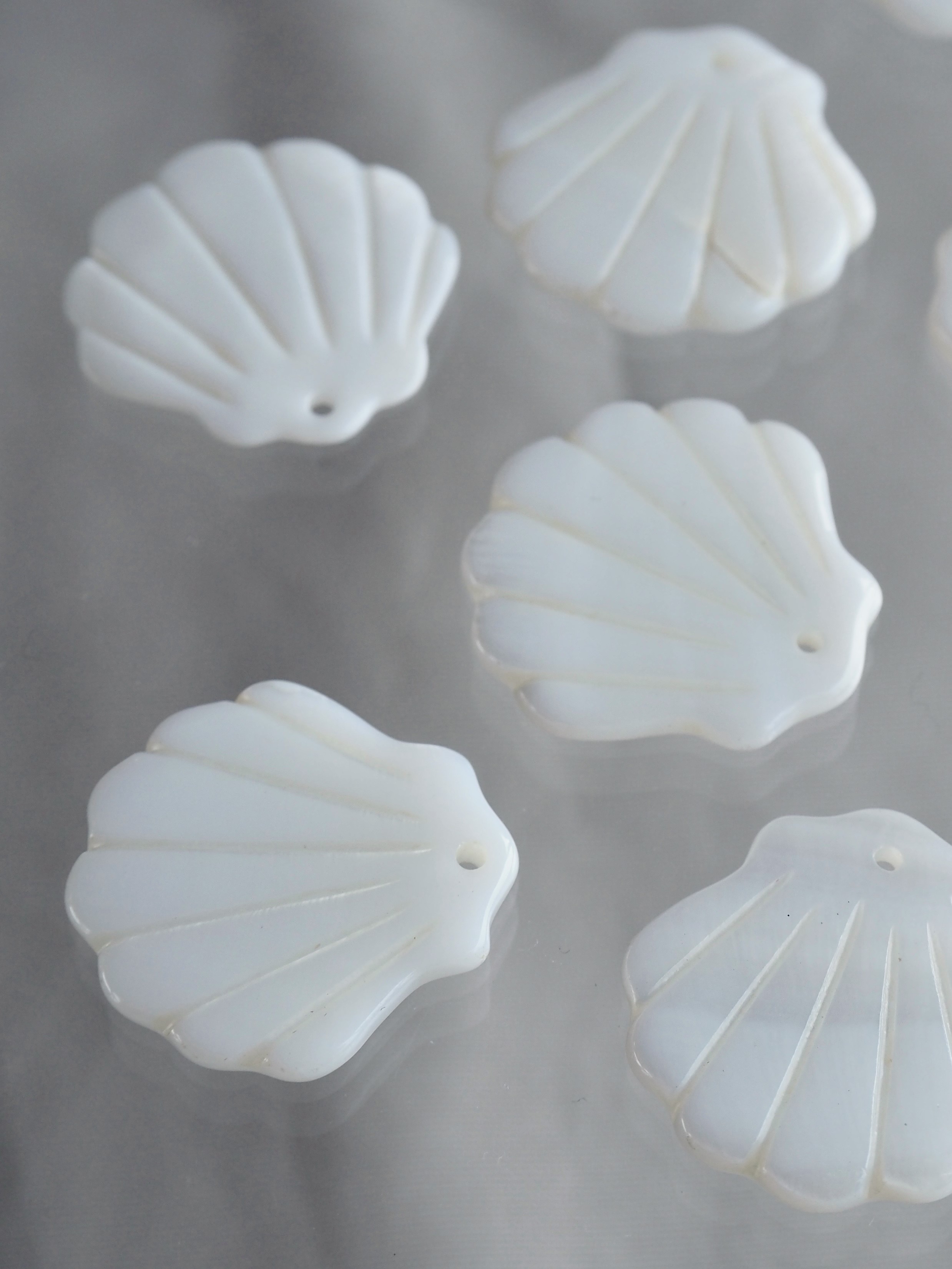 シェルビーズ -ホタテ オフホワイト穴有(淡水真珠貝)【約22mm/1個】[メール便可]まとめ買い10%OFF #1232 En: Shell Beads -freshwater pearl 貝殻