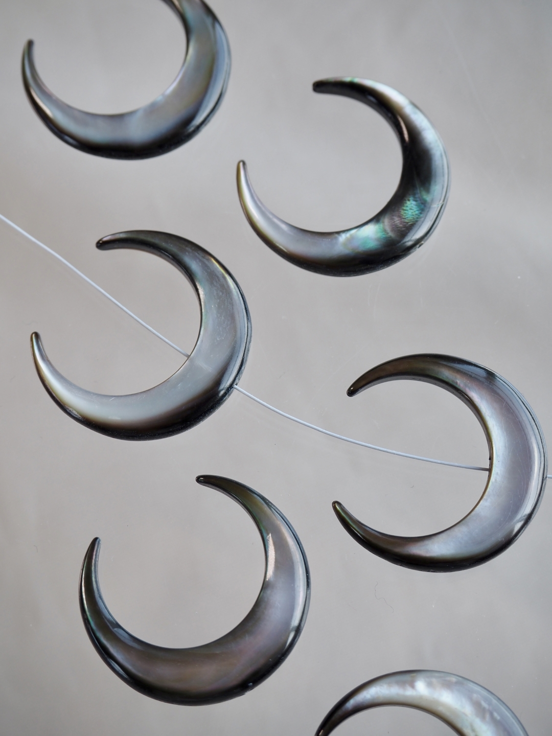 シェルビーズ -三日月 縦穴 大(クロチョウガイ)【約23×25mm/1個】[メール便可]まとめ買い10%OFF #1005 En:Shell Beads -Black MOP 貝殻