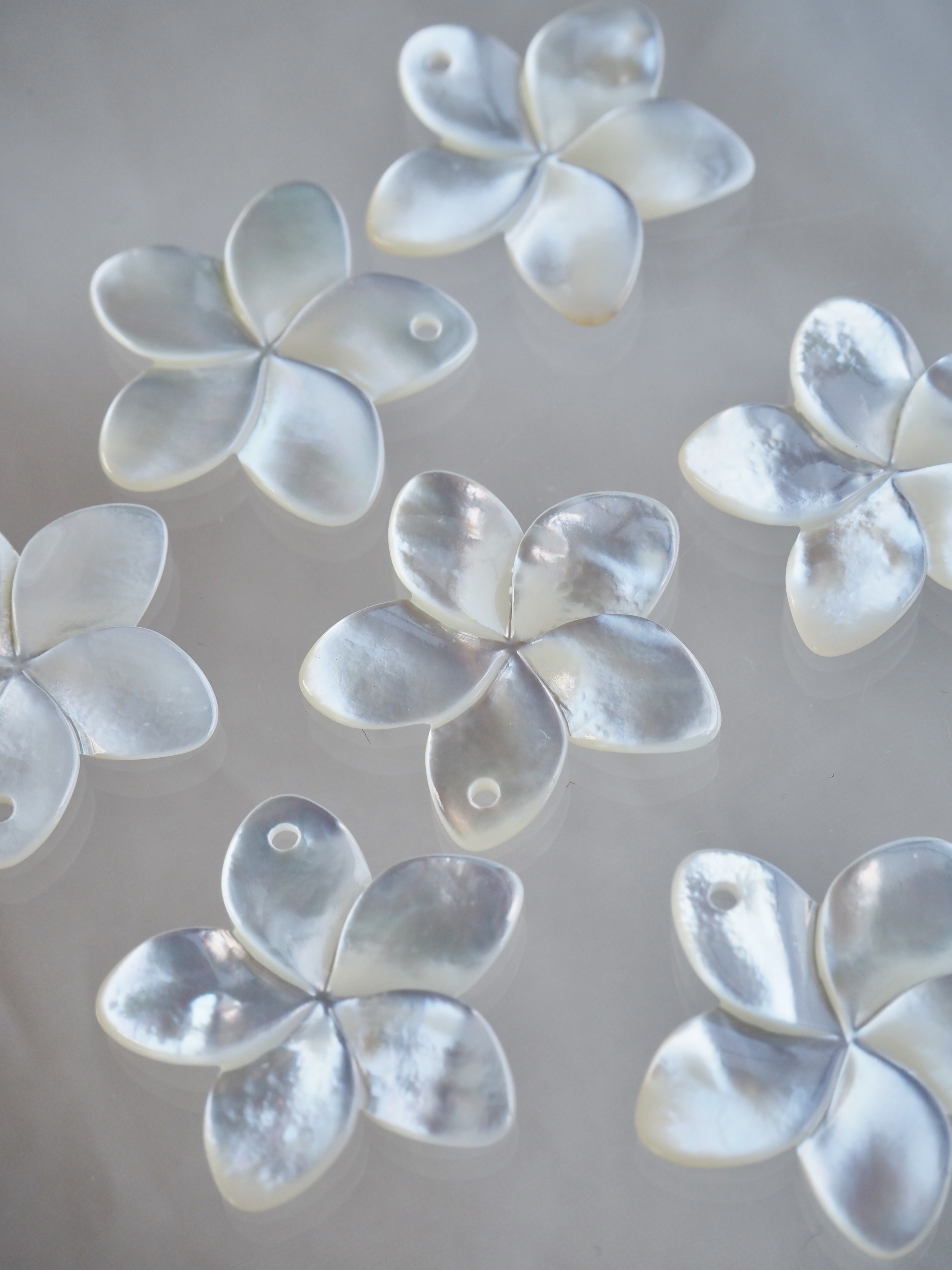 シェルビーズ -プルメリア ホワイト大(シロチョウガイ)【約23mm/1個】[メール便可]まとめ買い10%OFF #1008 En:Shell Beads -White MOP 貝殻