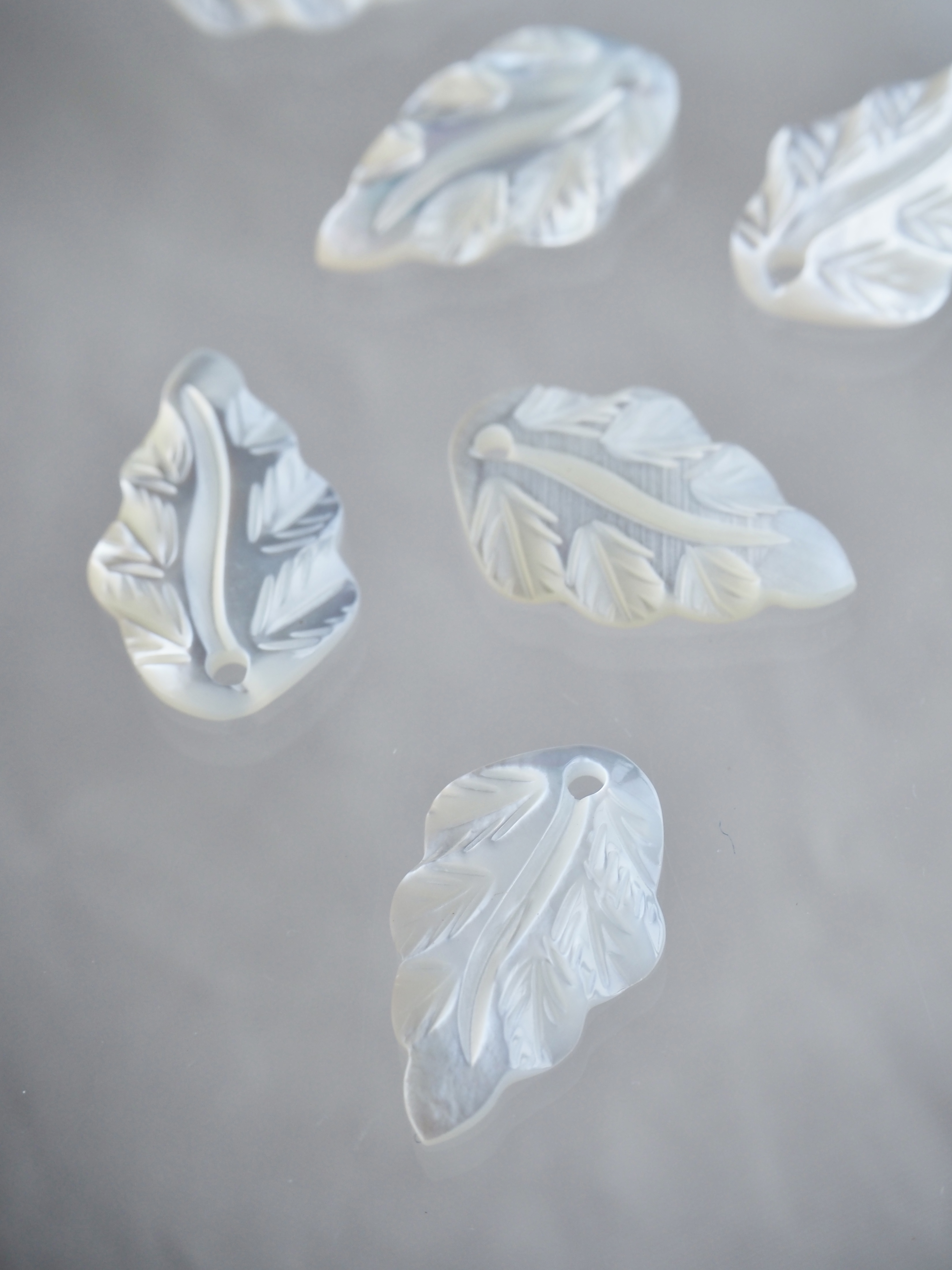 シェルビーズ-リーフ(シロチョウガイ)【約14×22mm/1個】[メール便可]まとめ買い10%OFF #1010En:Shell Beads -White MOP