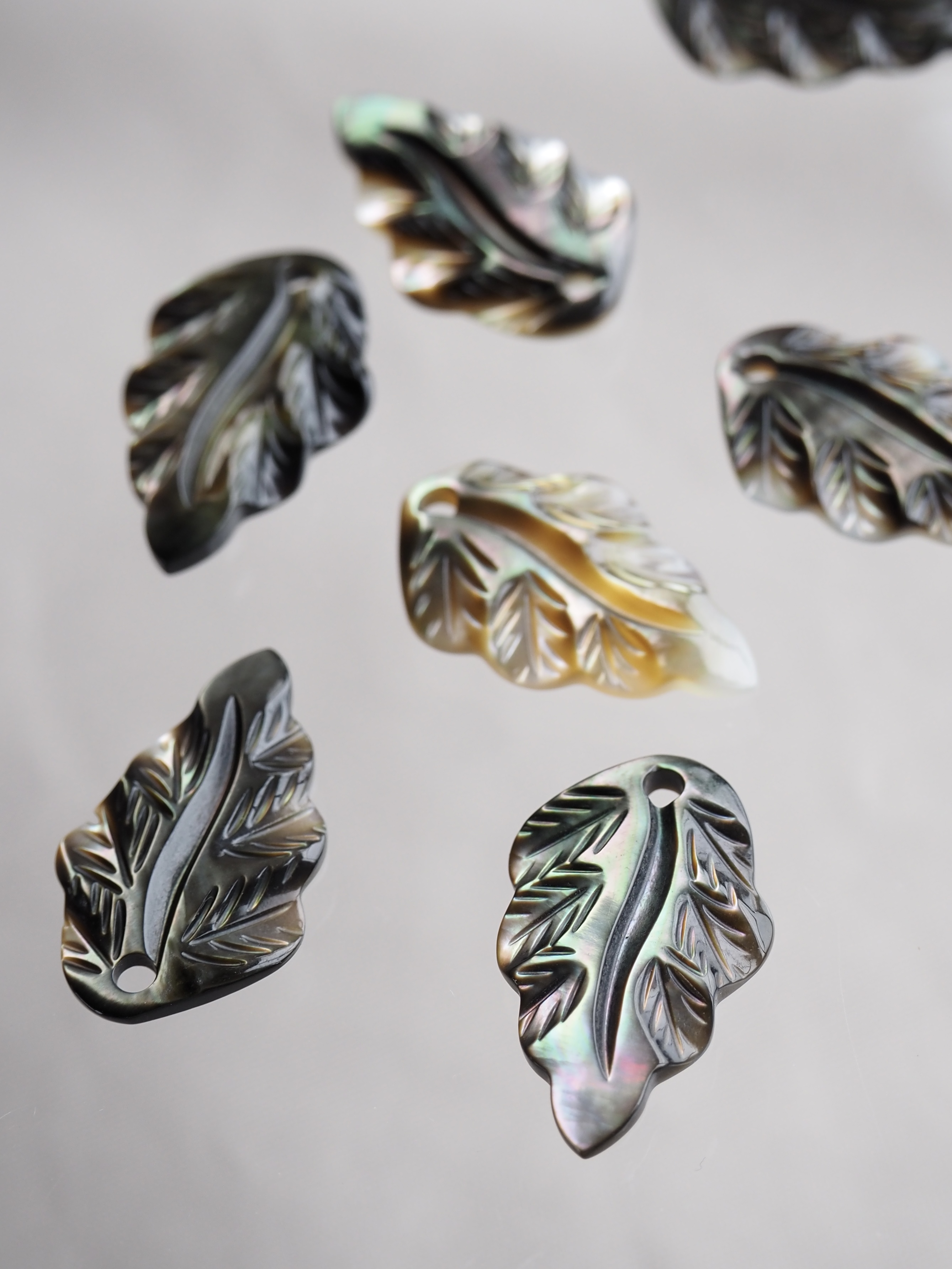 シェルビーズ-リーフ(クロチョウガイ)【約14×22mm/1個】[メール便可]まとめ買い10%OFF #1011 En:Shell Beads -Black MOP