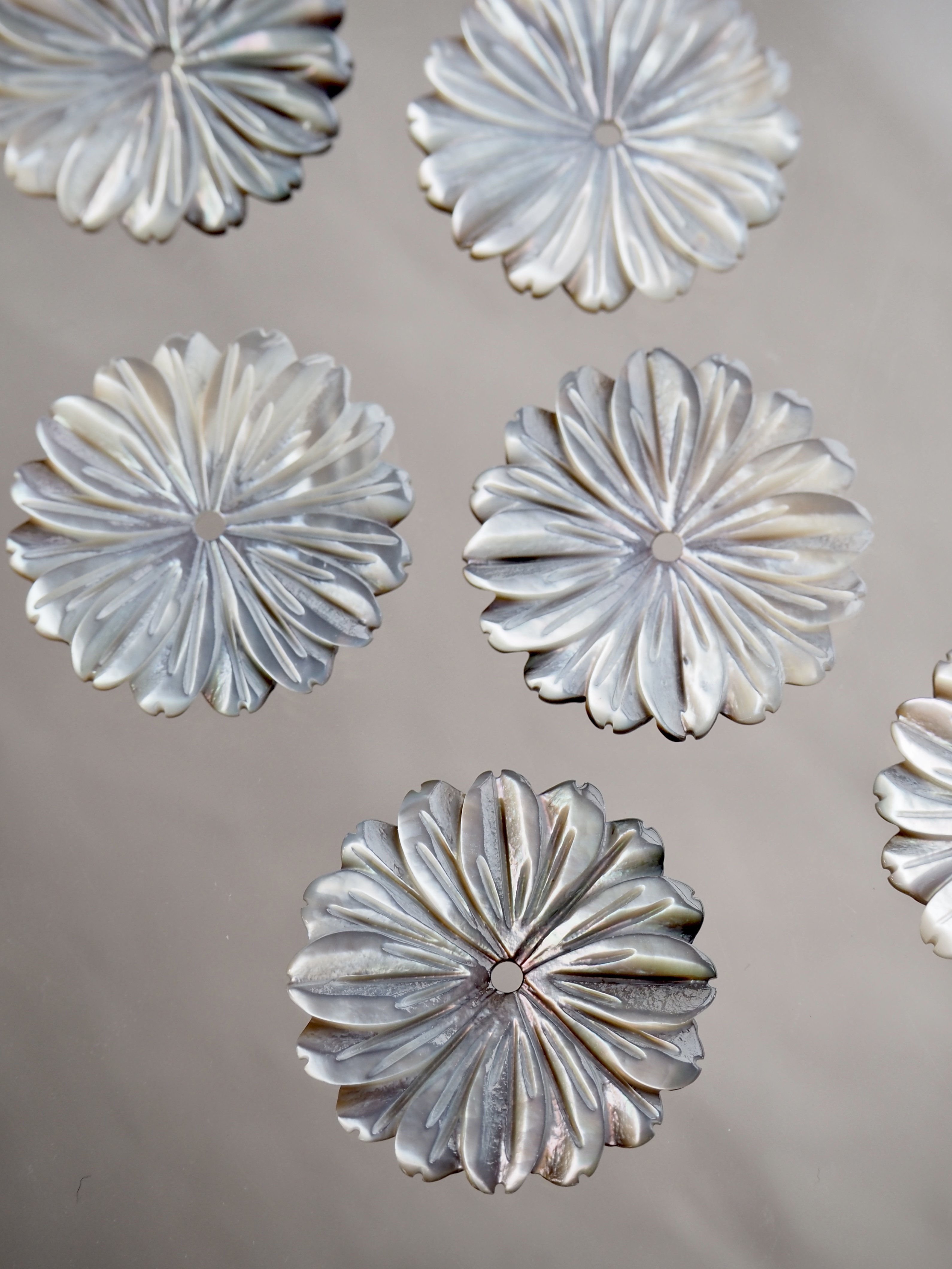 シェルビーズ-フラワー シルバー(クロチョウガイ)【約23mm/1個】[メール便可]まとめ買い10%OFF #1020 En:Shell Beads -Black MOP 貝殻