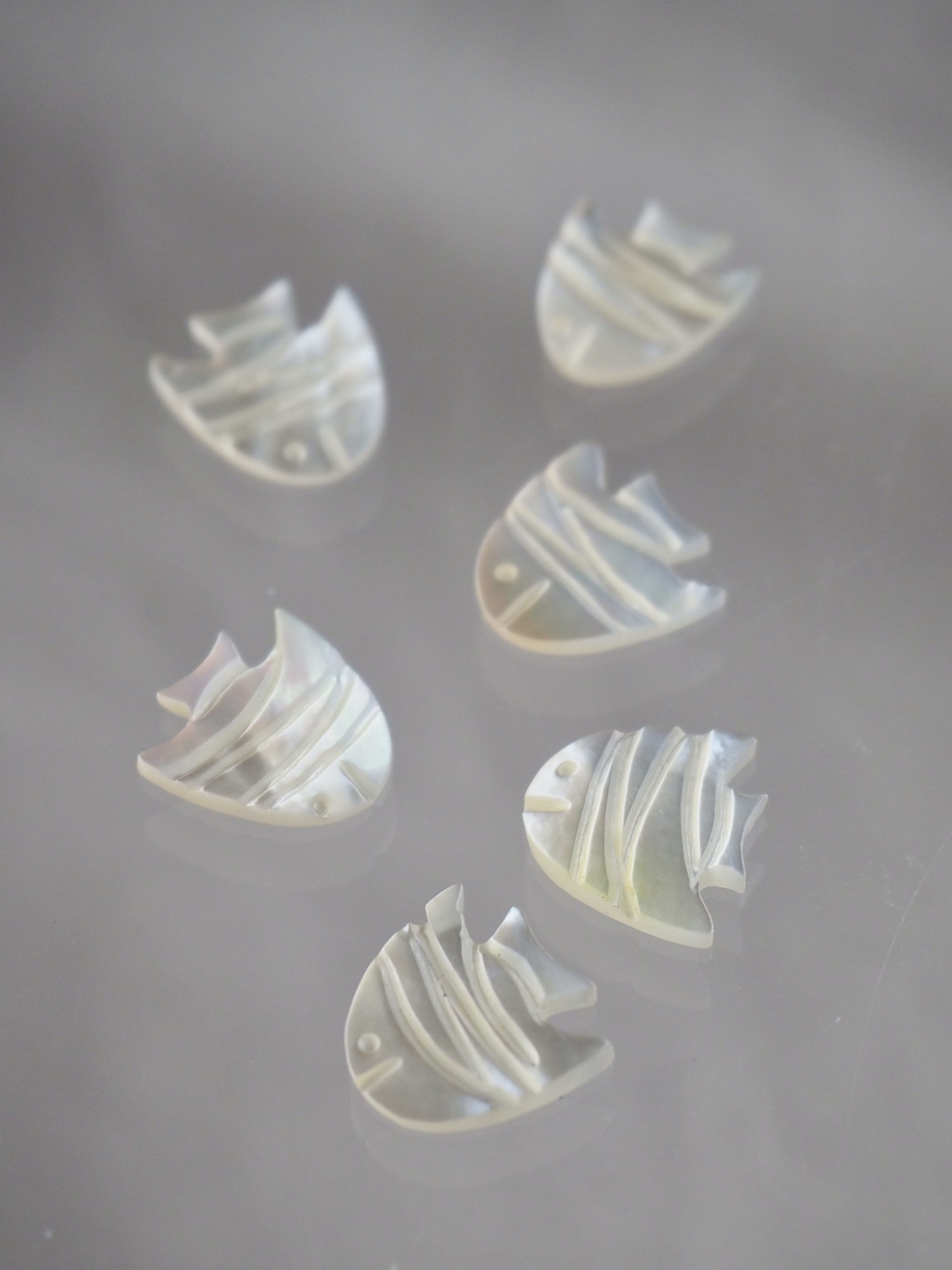 シェルカボション-ミニフィッシュ ホワイト(シロチョウガイ)【約9×10mm/1個】[メール便可]まとめ買い10%OFF #1022 En:Shell parts -White MOP