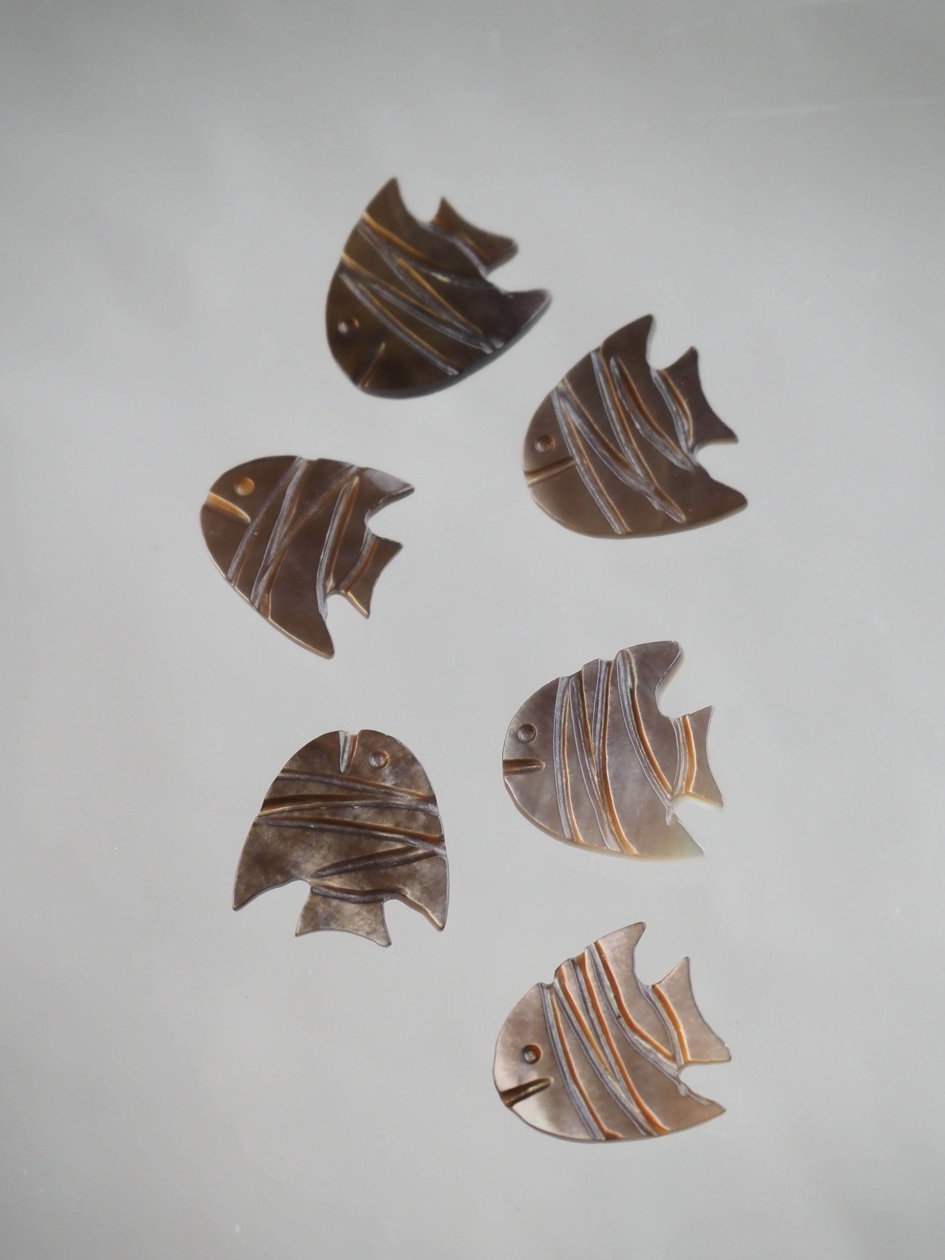 シェルカボション-ミニフィッシュ(クロチョウガイ)【約9×10mm/1個】[メール便可]まとめ買い10%OFF #1023 En:Shell parts -Black MOP