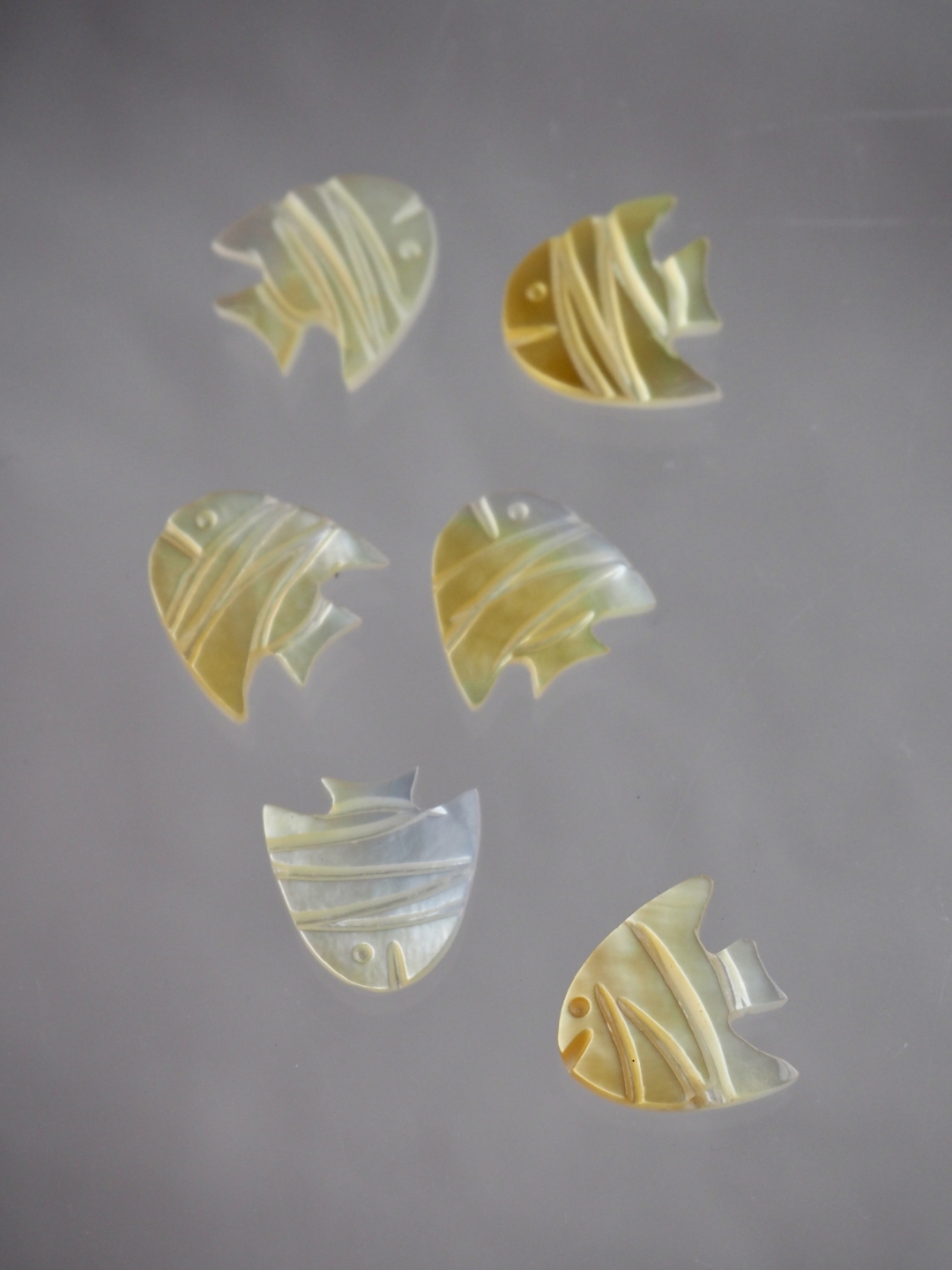 シェルカボション-ミニフィッシュ イエロー(シロチョウガイ)【約9×10mm/1個】[メール便可]まとめ買い10%OFF #1024 En:Shell parts -White MOP