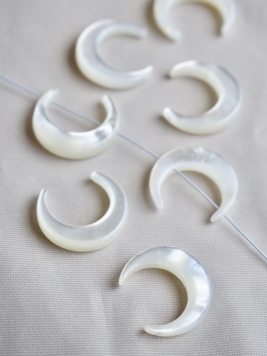 シェルビーズ-三日月 横穴 ホワイト(シロチョウガイ)【約14×15mm/1個】[メール便可]まとめ買い10%OFF #1212 En:Shell Beads -White MOP 貝殻